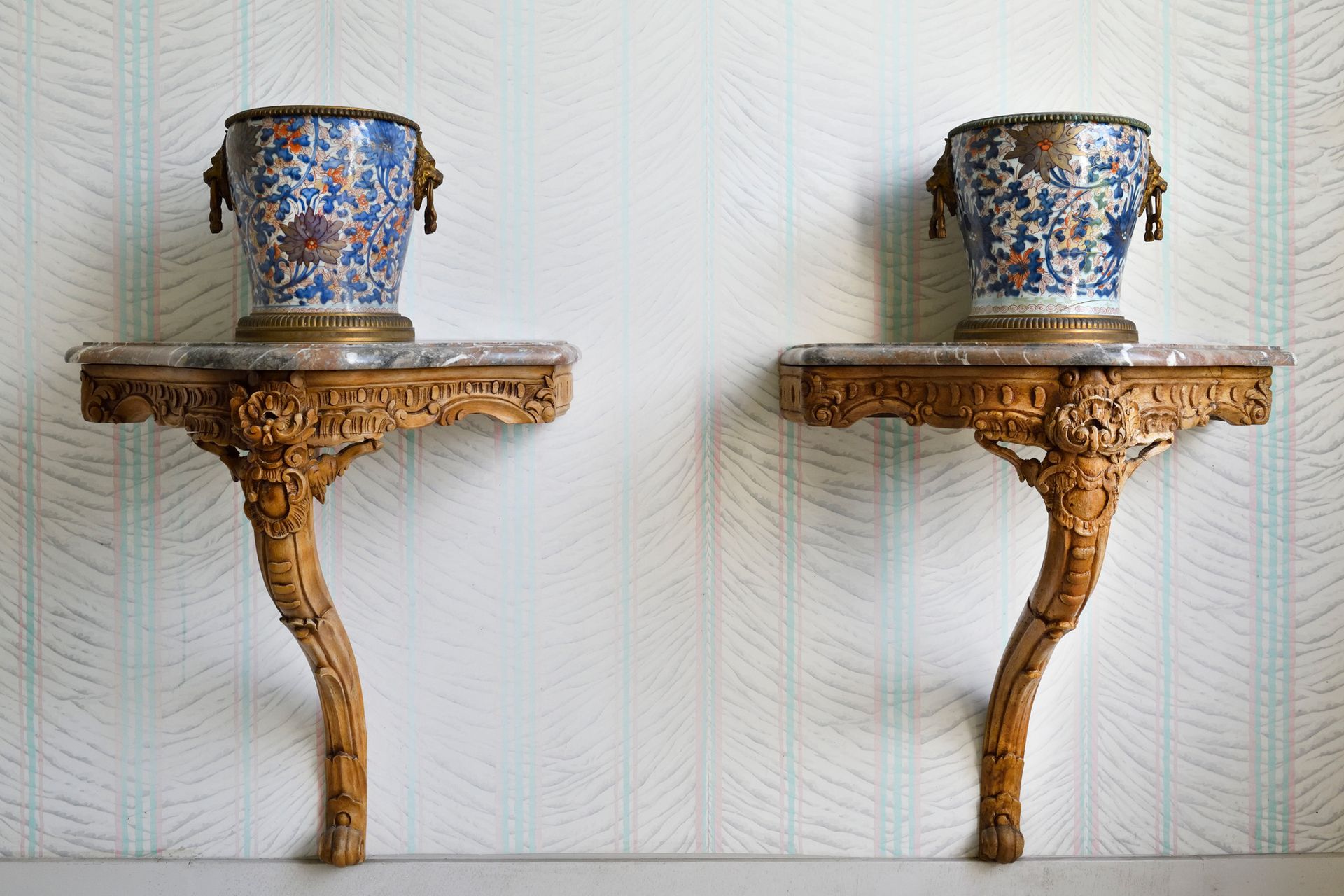 Null GIAPPONE Una coppia di vasi in terracotta imari decorati con fiori su sfond&hellip;