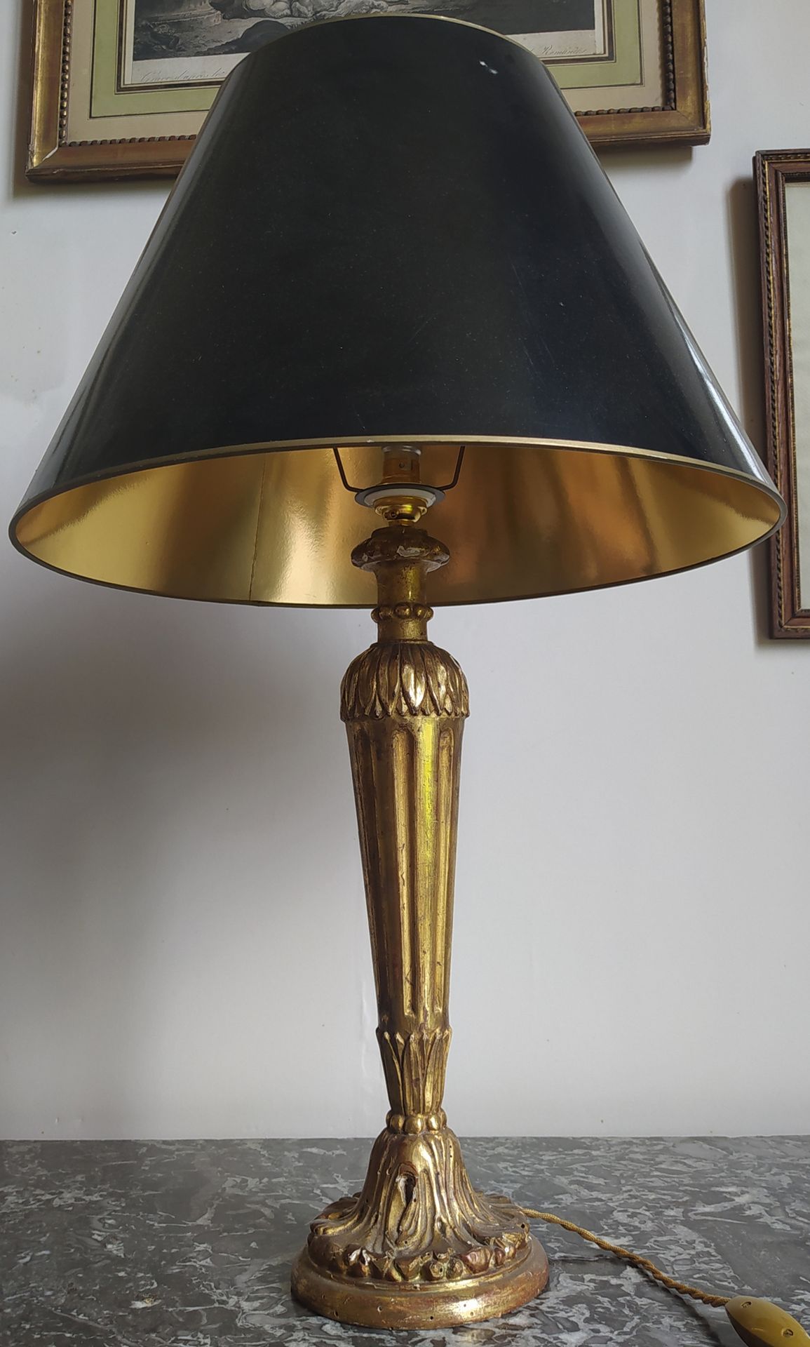 Null Una lampada in legno dorato affusolata e scanalata, intagliata con foglie d&hellip;