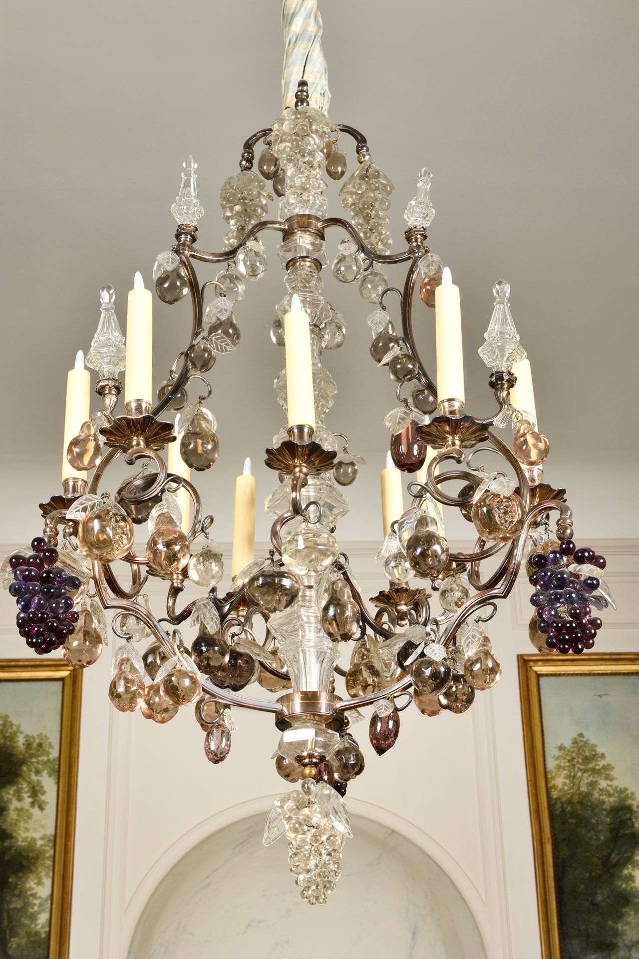 Null 一盏镀银的青铜吊灯，九根灯枝在有色玻璃上装饰着葡萄、匕首和水果。电动安装。路易十五风格。高：105厘米（不含链条），长：60厘米