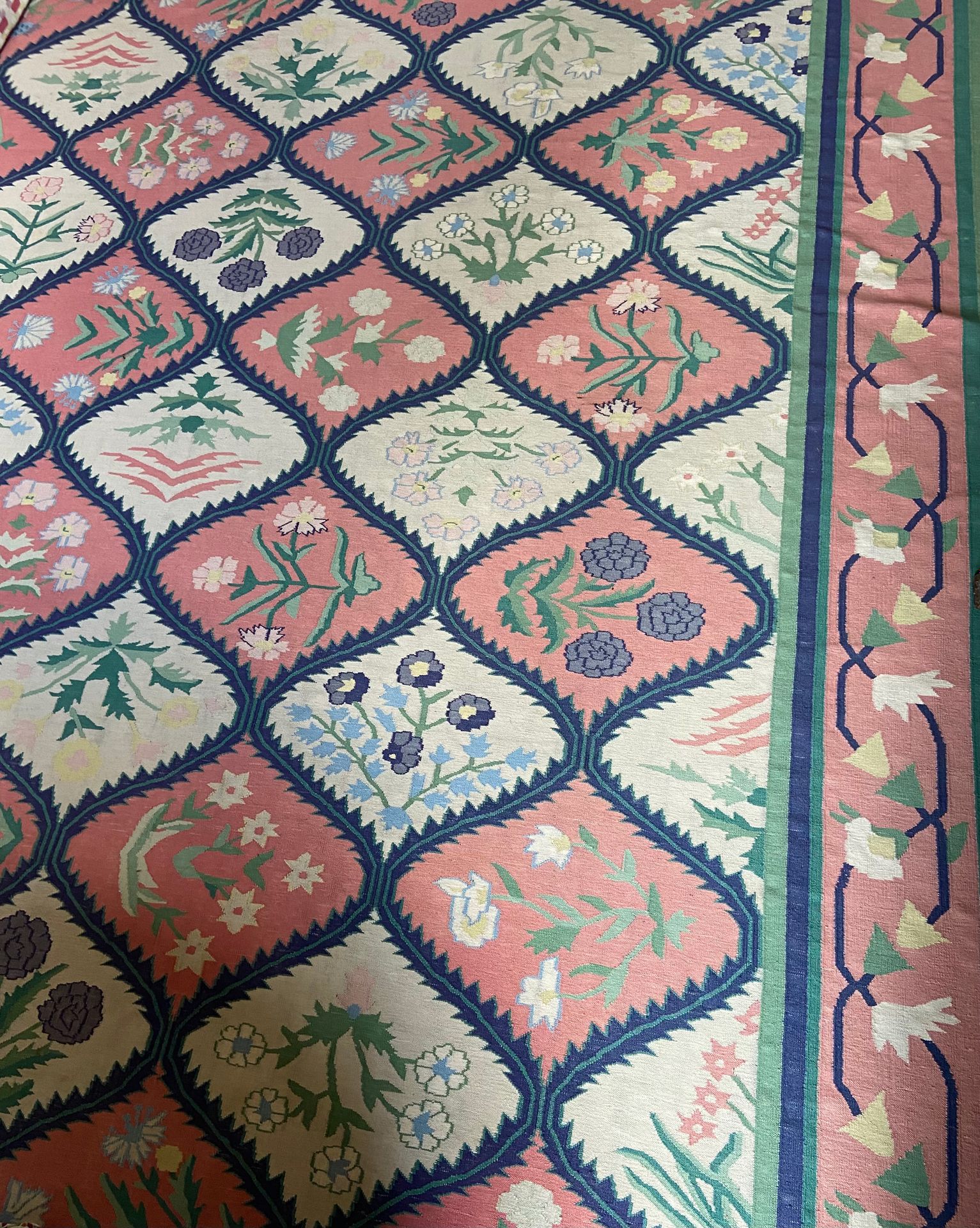Null SHYAM AHUJA WORKSHOP for Christian BADIN 大型印度编织地毯，有多色花和风格化图案的装饰。 20世纪 570 x&hellip;