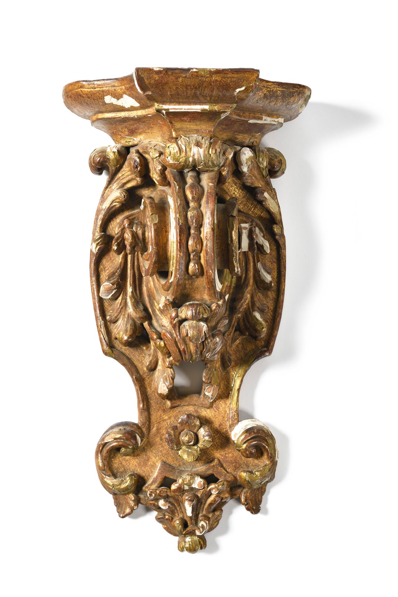 Null 鎏金木，模制，雕刻和镂空的控制台，有叶子和卷轴。18世纪 高：40宽：22深：12厘米（筹）。