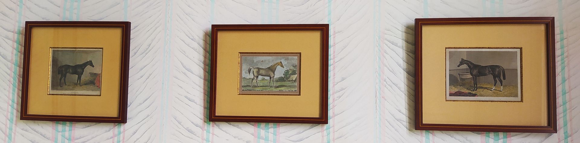 Null UN CONJUNTO DE TRES grabados policromados ingleses de caballos. Siglo XIX. &hellip;
