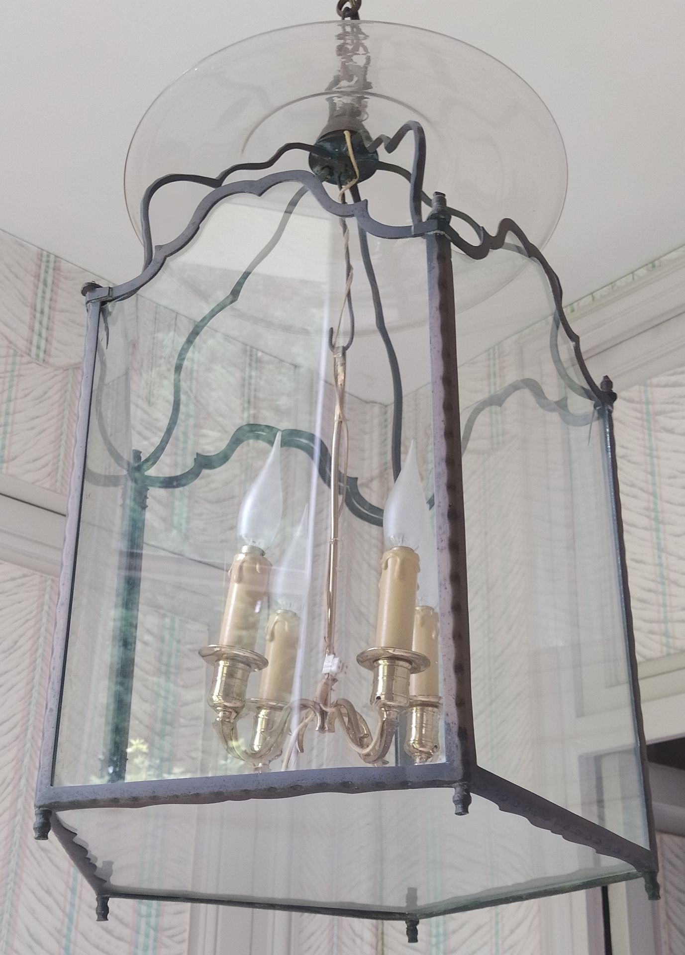 Null 带玻璃笼的铜制灯笼和它的花束（据报道），有四个灯。 19世纪。高：60厘米（不含链条），长：40厘米