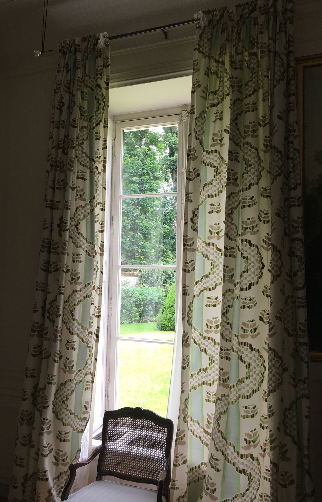 Null THORP OF LONDON Two pairs of lined silk curtains. About 400 x 240 cm