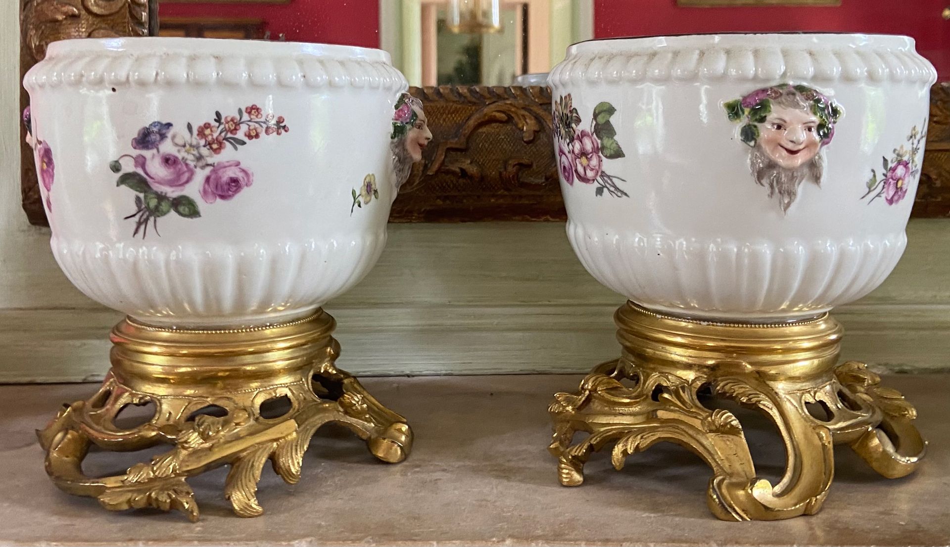 Null MEISSEN 一对瓷器花盆，有多色花的装饰，头形把手。 鎏金铜座，罗盖尔装饰。 18世纪。高：15厘米（修复体