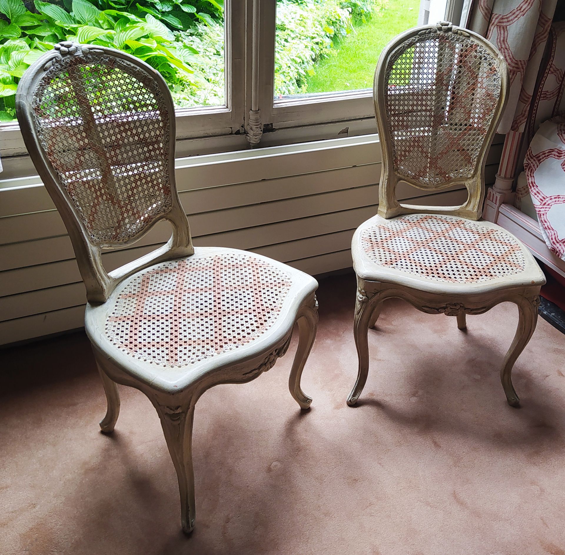Null Ein Paar Stühle mit Geigenrücken aus cremefarben lackiertem Holz, geformt u&hellip;