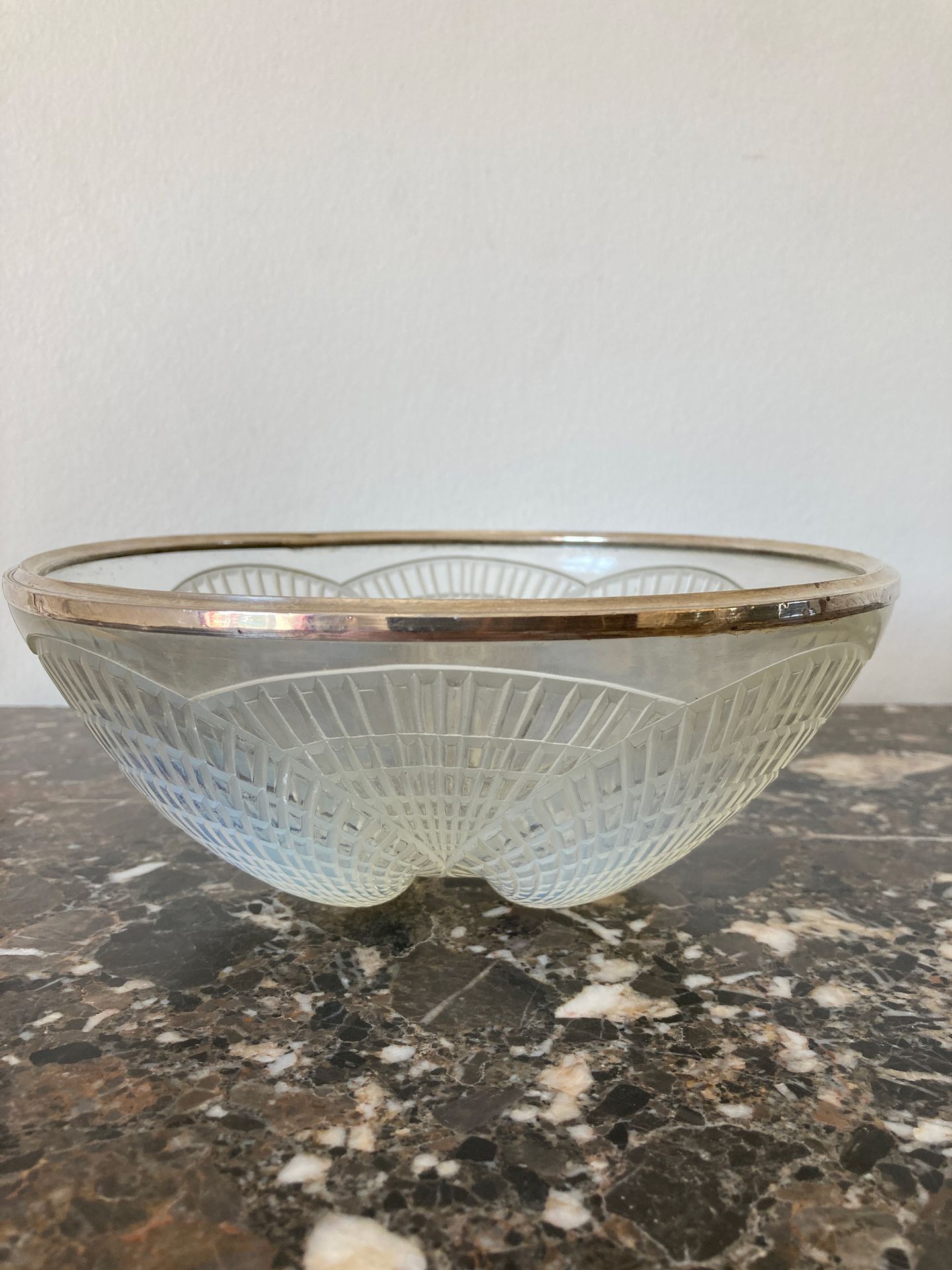 Null 
R.Lalique 法国

杯子 "Coquilles"，1924-1937年

乳白的模压白玻璃。 

创建于1924年的模型 

银色框架。

&hellip;