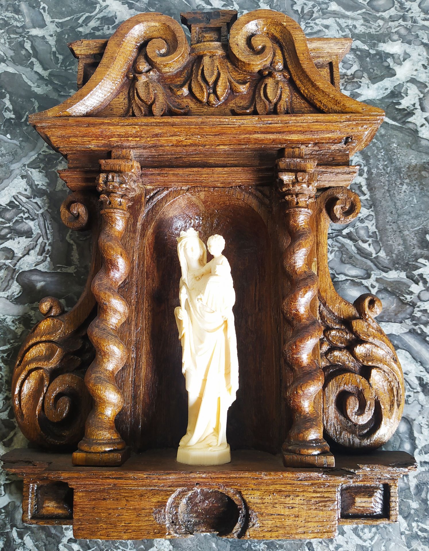 Null 一个模制和雕刻的橡木抽屉柜，装饰有扭曲的柱子，上面有一个建筑风格的卷轴顶。在一个壁龛里，是象牙材质的圣母和圣婴。17世纪 31 x 24厘米 象牙高度&hellip;