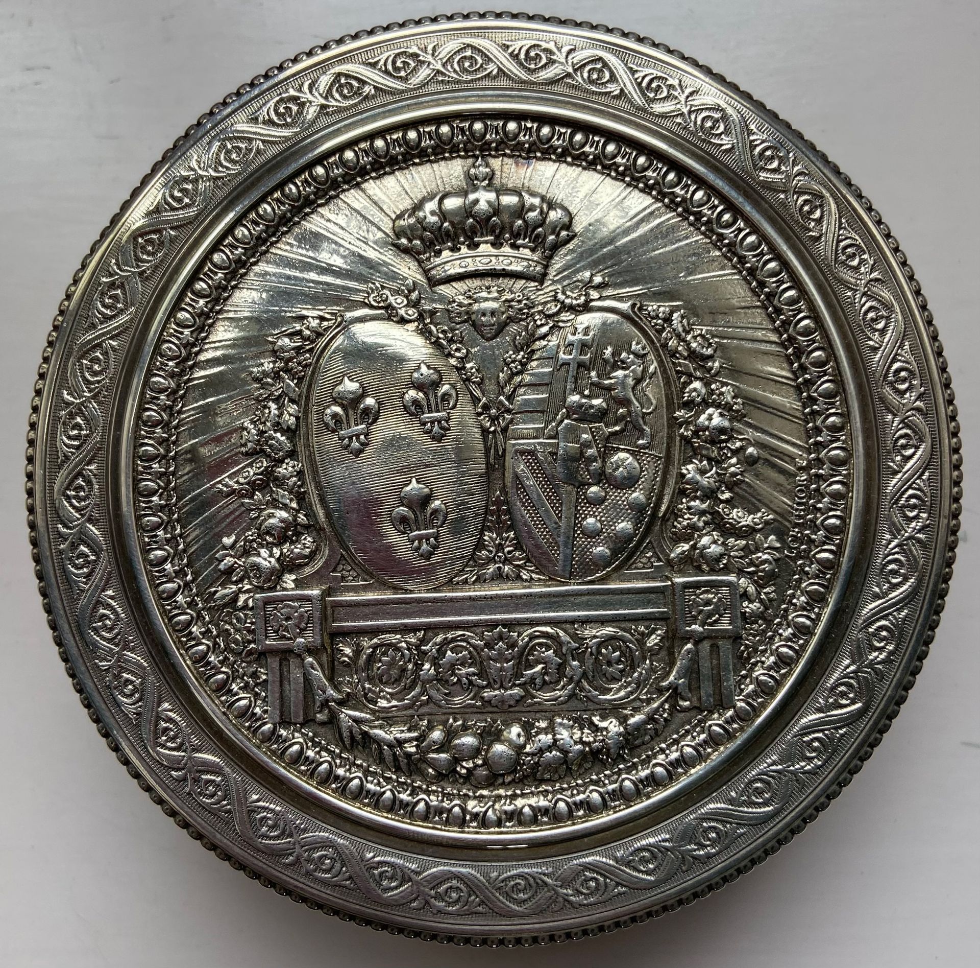 Null BONBONNIERE circular de plata con decoración radial decorada en la tapa con&hellip;
