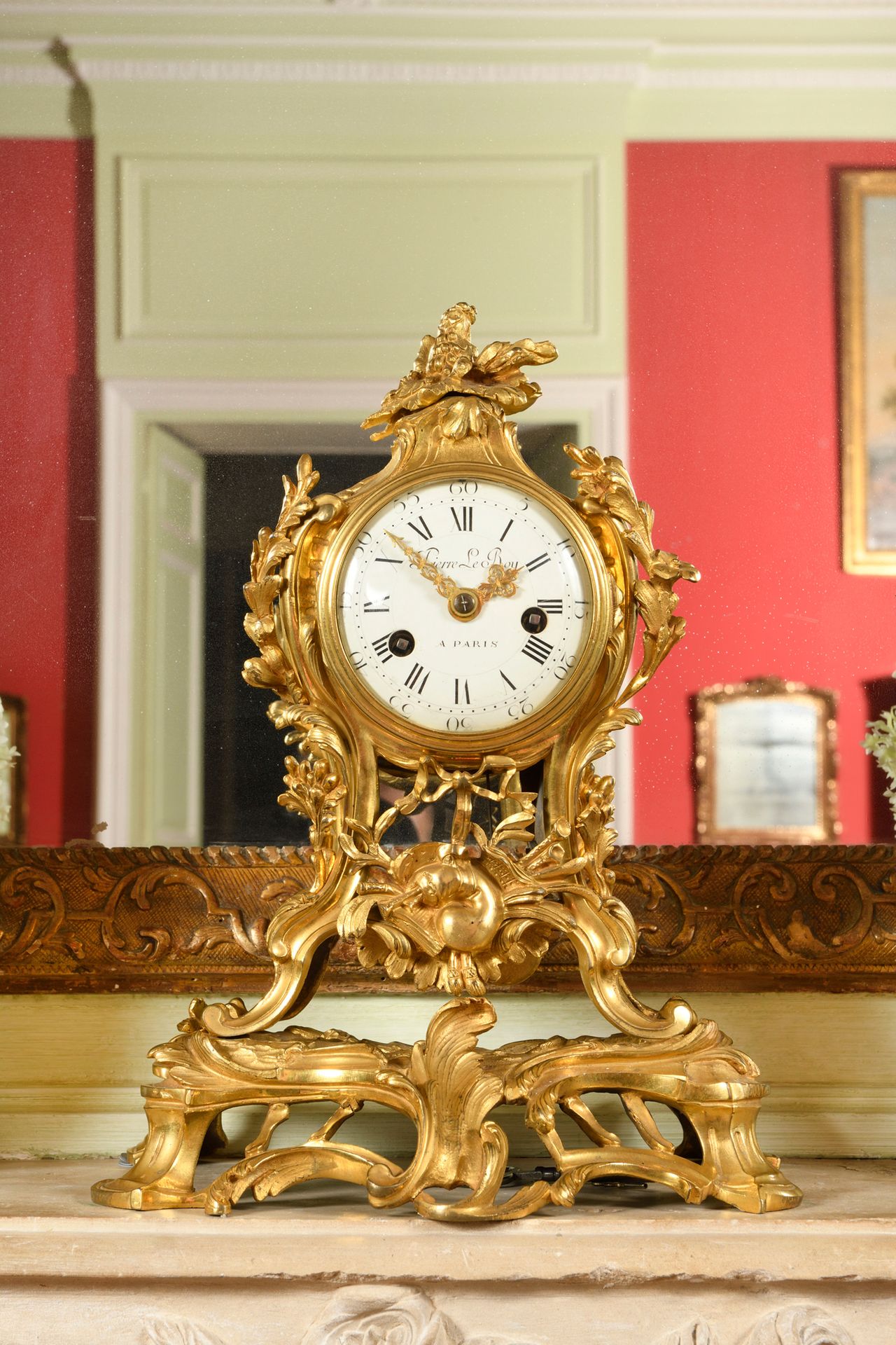 Null Un orologio in ormolu, cesellato e traforato, decorato con rocaille, fiori &hellip;