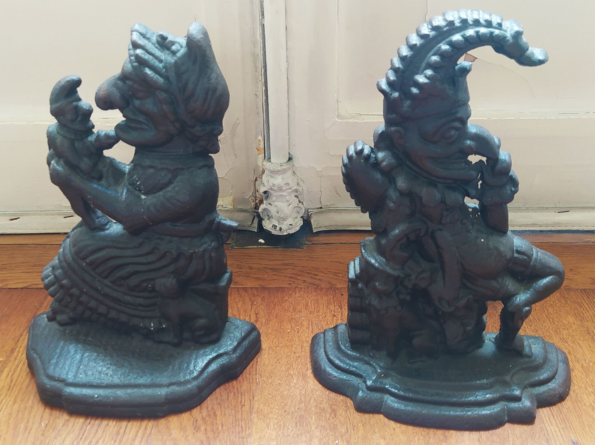 Null TWO cast iron DOOR HANGERS representing gnomes. 20th century H : 30 cm