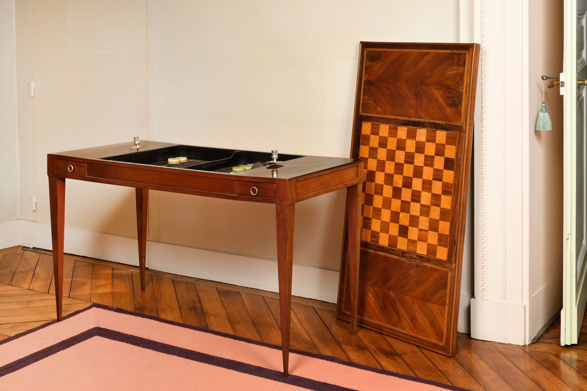 Null TRIC-TRAC TABLE in Mahagoni-Furnier mit einem Schachbrett eingelegt, in ein&hellip;