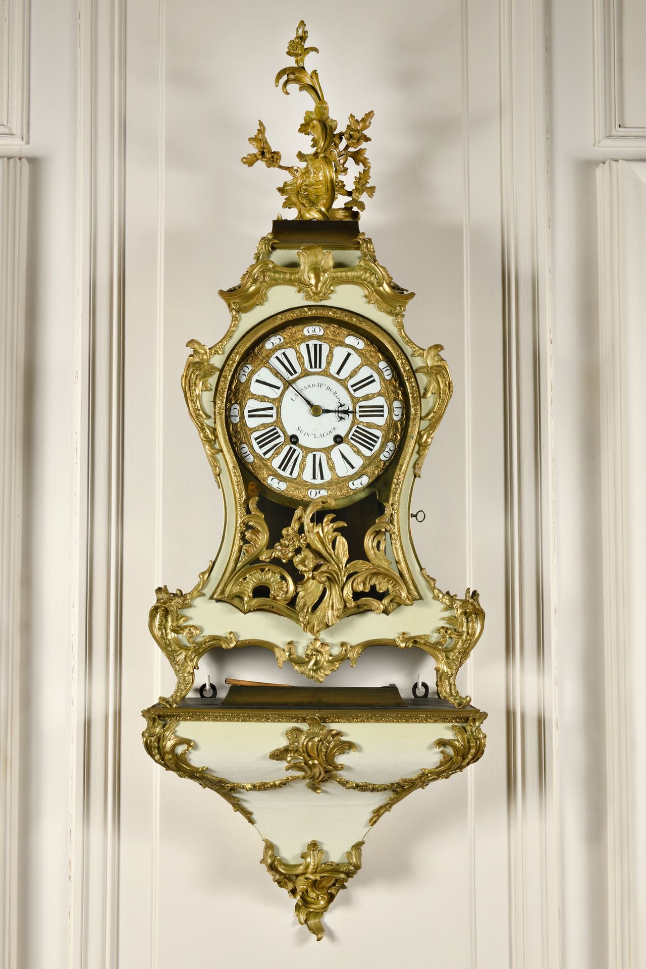 Null CARTEL和其带有花和罗盖尔装饰的铜制凹槽和鎏金控制台，表盘上的珐琅彩图签名为Causard horloger du Roy，跟随法院。用青花瓷色的&hellip;