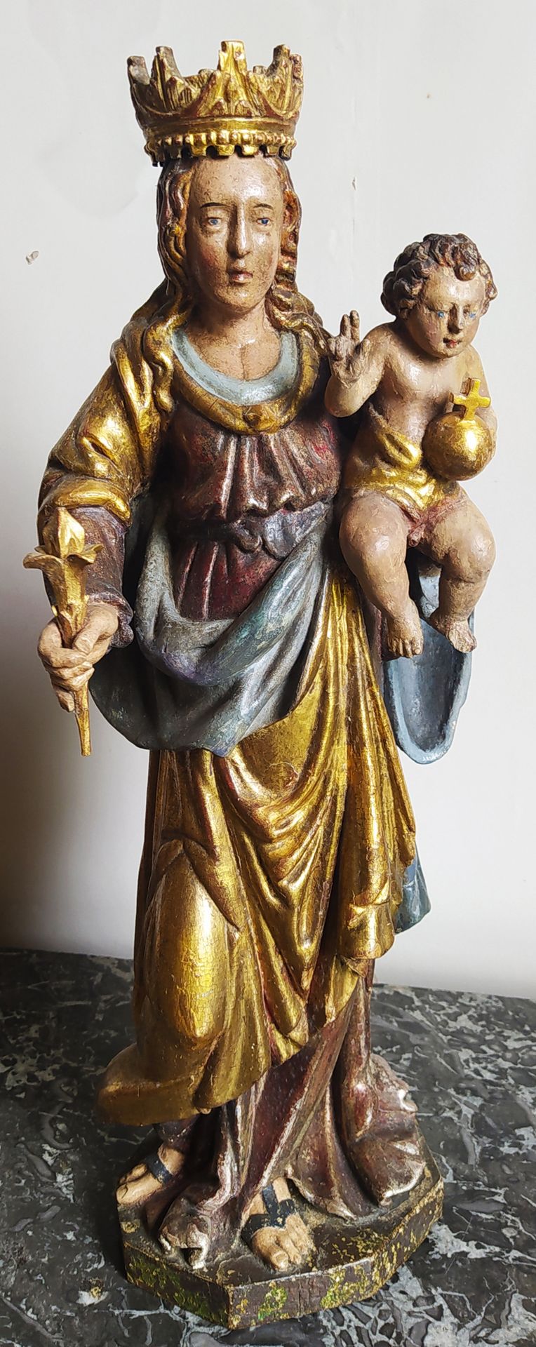 Null 一个镀金和多色的木制GROUP，代表圣母和儿童。18世纪。高：62厘米（修复体