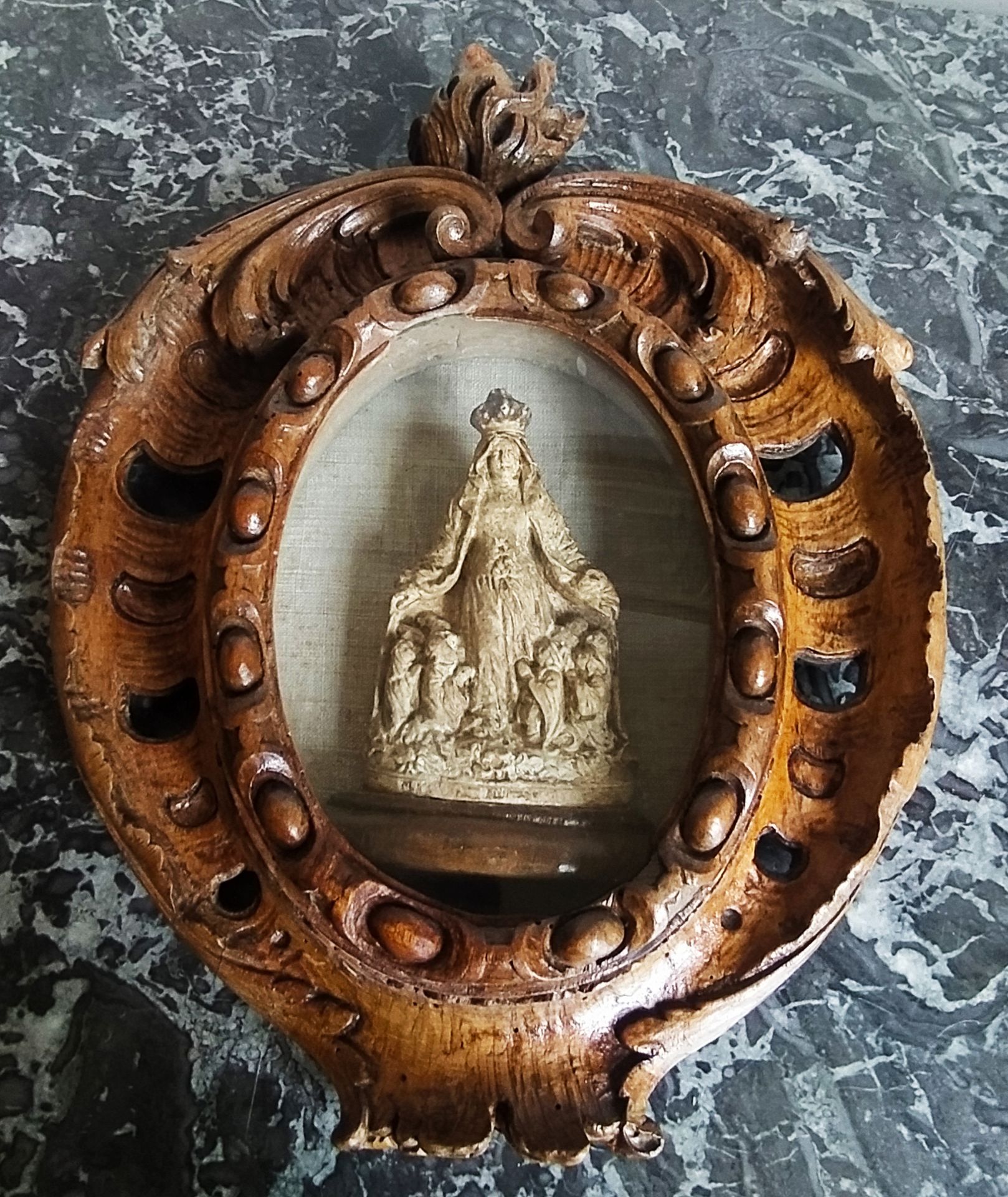 Null 一个雕刻和镂空的橡木门德尔，中间有灰泥的圣母玛利亚在使徒脚下。18世纪 高：38宽：29厘米（修复物