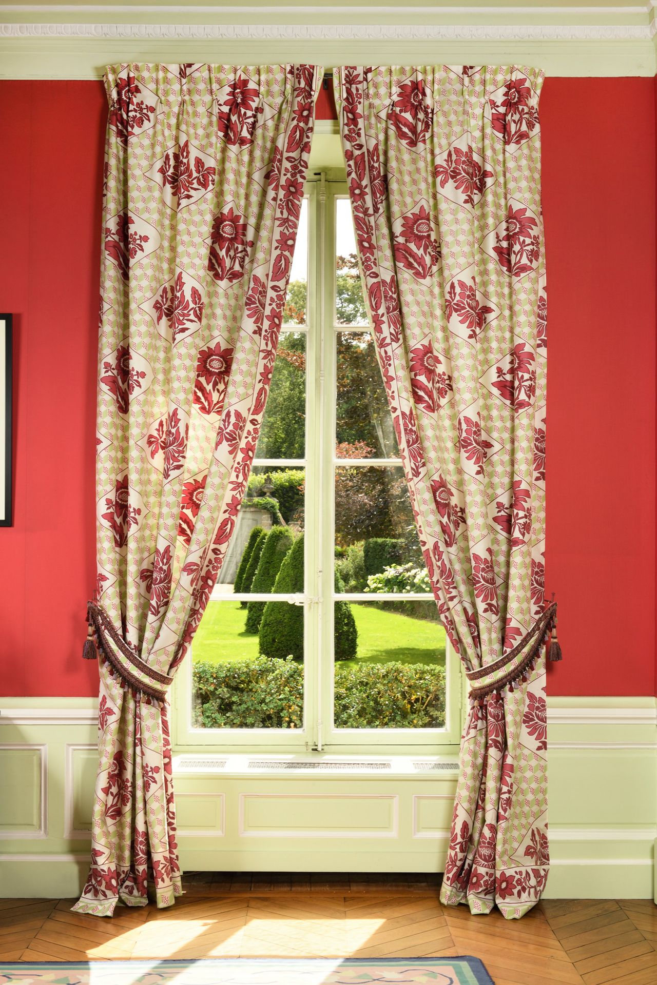 Null THORP OF LONDON为Christian BADIN出版的四对有衬里的塔夫绸窗帘，有奶油色背景上的红色花朵和绿色钻石的多色装饰。约400 x&hellip;