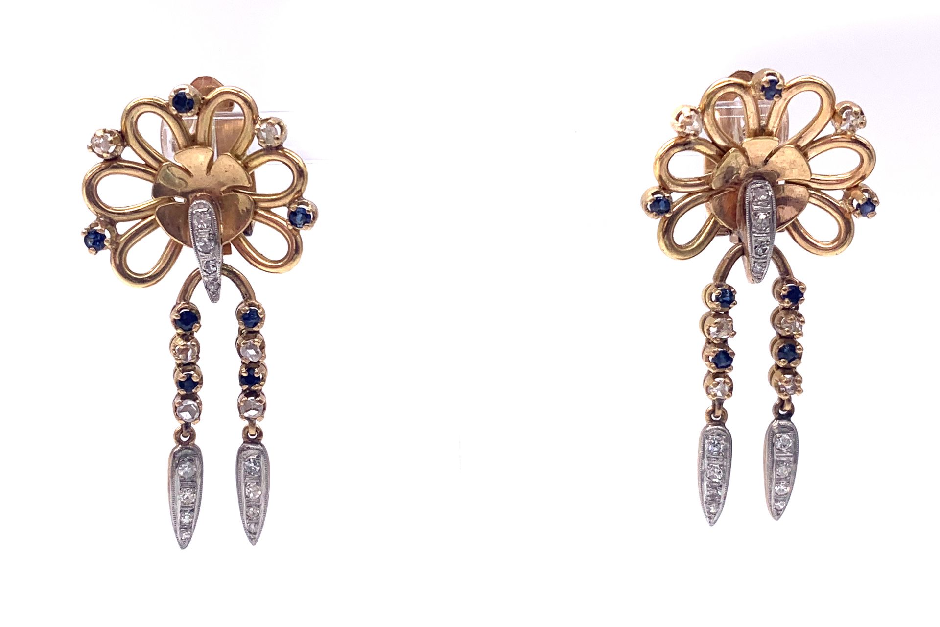 Null 
耳环一对

饰以花卉设计，有两个蓝宝石、8/8和玫瑰切割钻石制成的吊坠。镶嵌在铂金和18K黄金中。 

长度：4.8厘米。 

毛重：16.51克。&hellip;
