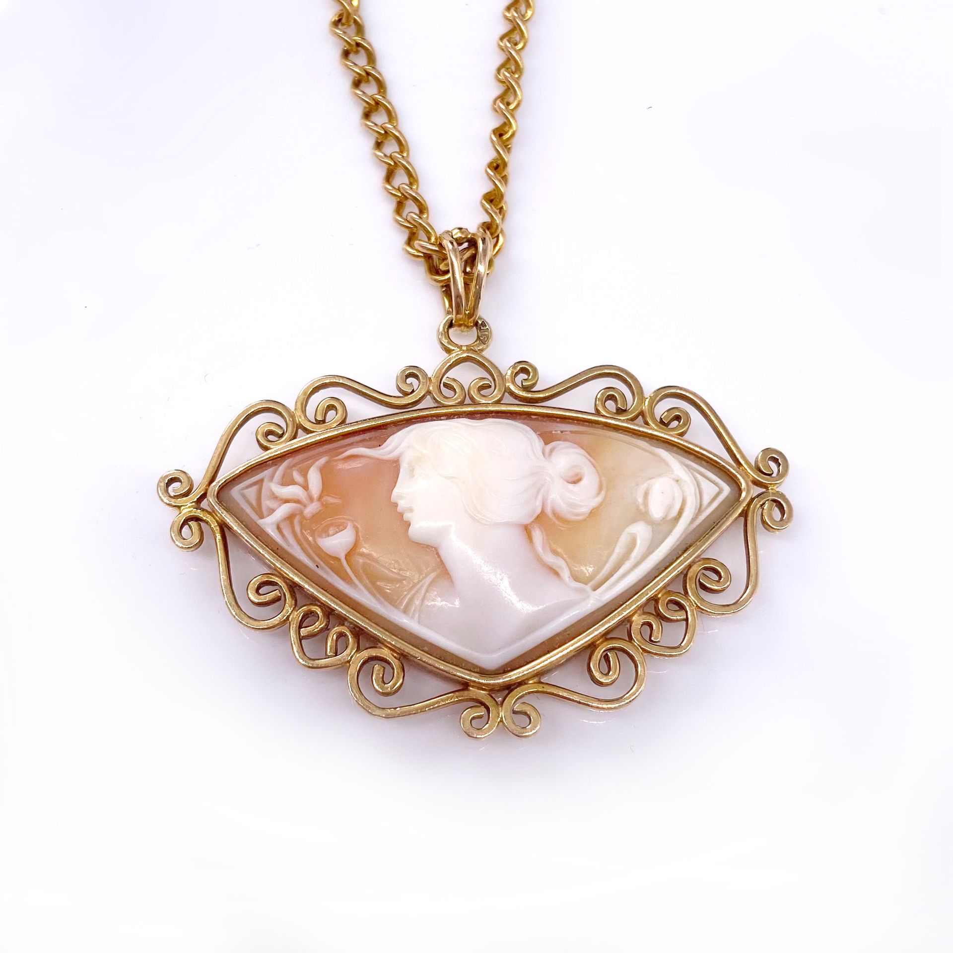 Null NECKLACE holding a rectangular pendant, adorned with a cameo with a woman's&hellip;