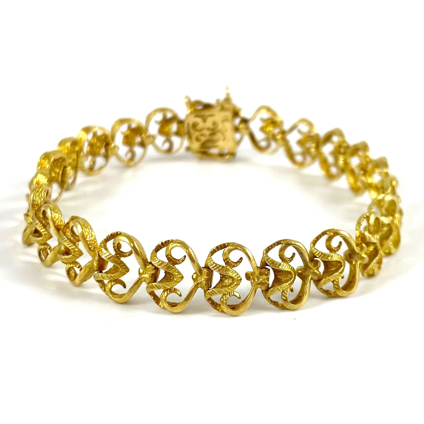 Null BRACELET decorated with a succession of geometric motifs. 18K yellow gold s&hellip;