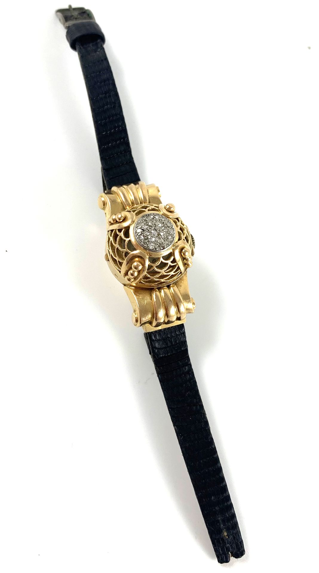 Null 1940年的手表，有一个几何设计的蛤壳图案，中间有一圈8/8的钻石。 它被一个卷轴设计所固定。镶嵌在18K黄金中。黑色皮表带（待更换）。不起作用。法国&hellip;
