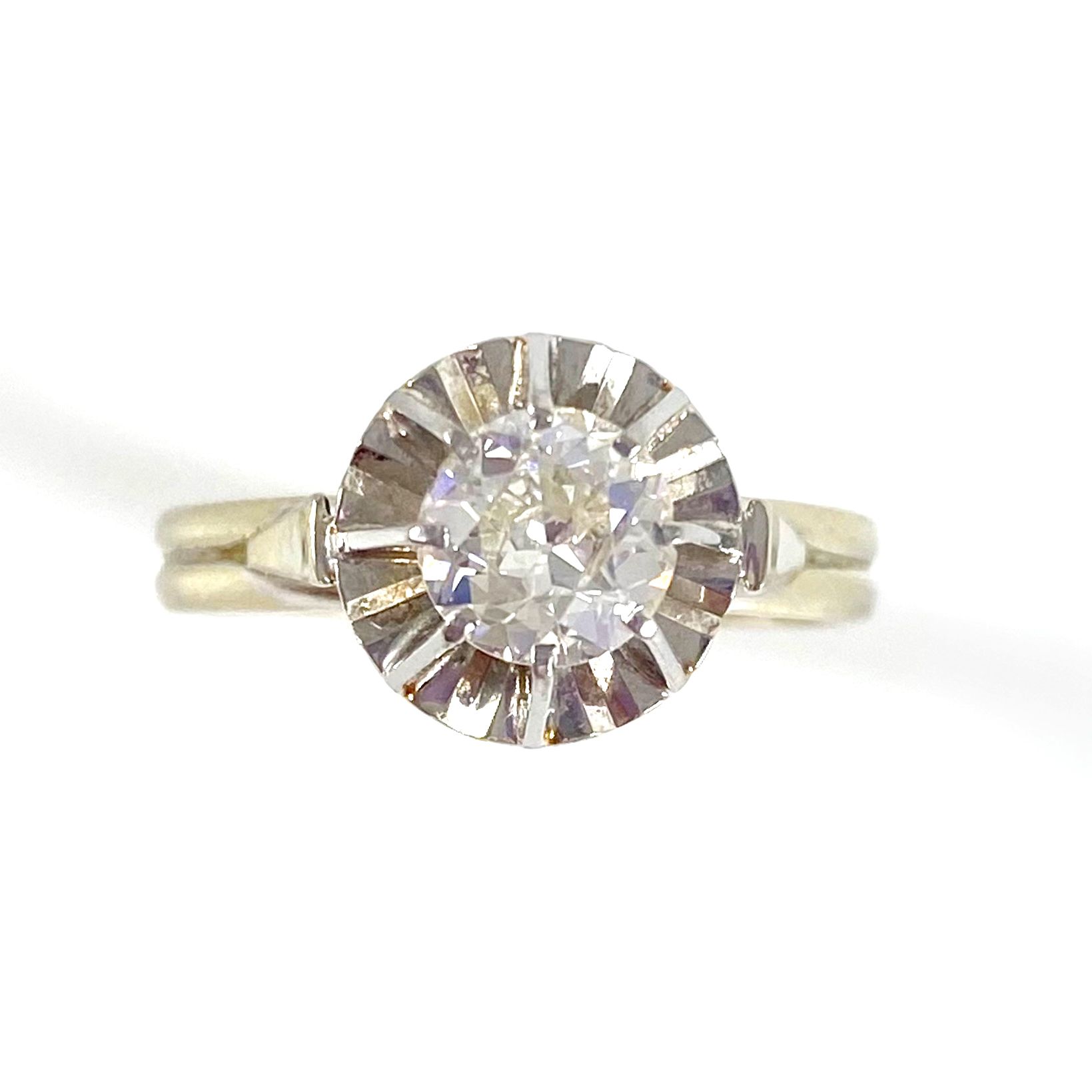 Null 镶嵌有0.85克拉老式切割钻石的单面戒指。镶嵌在铂金和18K白金中。法国的工作。 TDD : 58.毛重：4.14克。 一枚钻石、铂金和白金戒指。