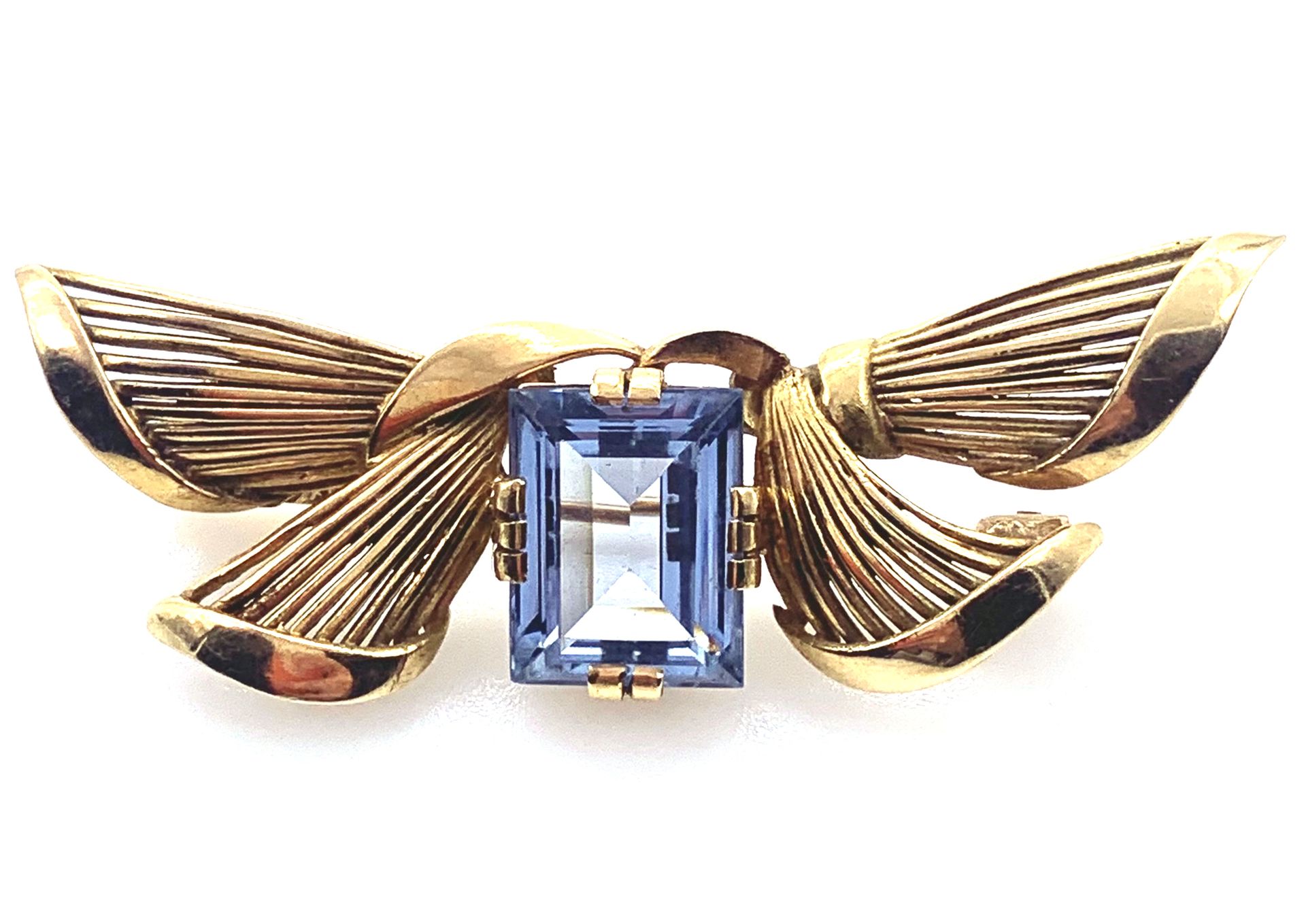 Null 一只蝴蝶，中间有一颗长方形的海蓝宝石。镶嵌在18K黄金中。法国的工作。 尺寸：1.5 x 5.5厘米。 毛重：11.64克。 一枚海蓝宝石和黄金胸针。