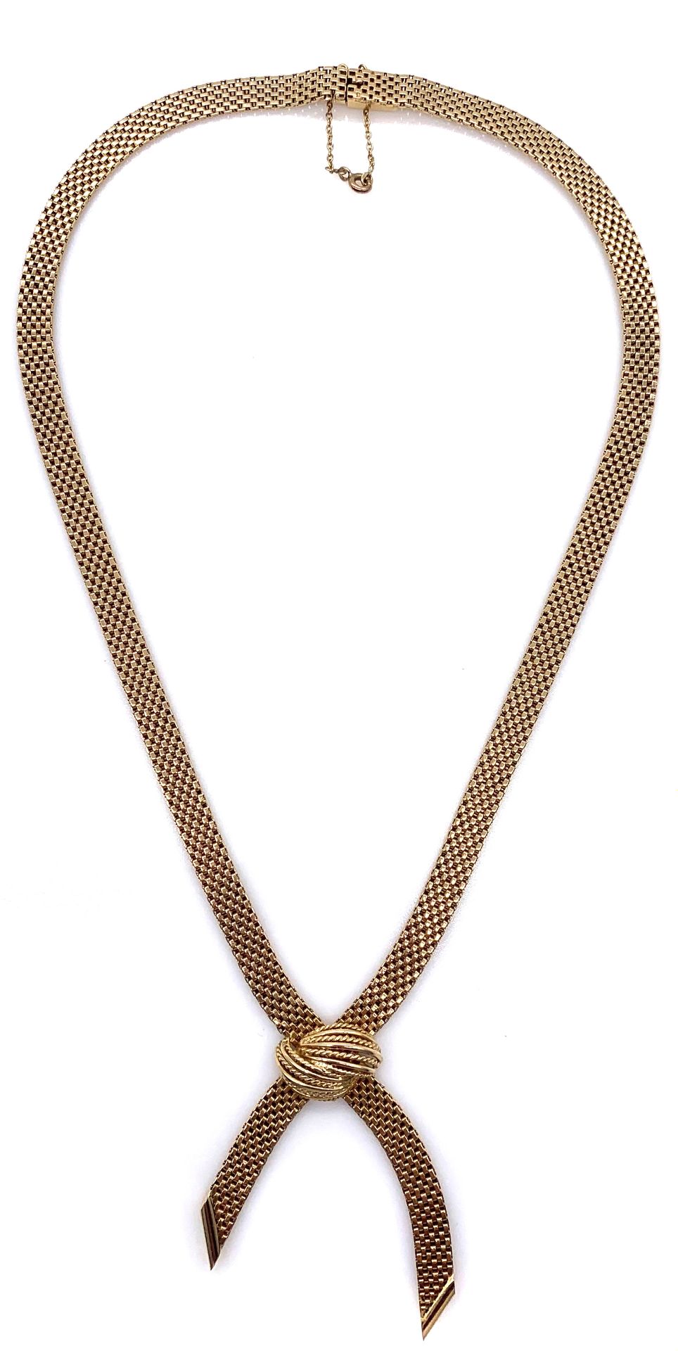 Null 矩形几何网状物制成的项链，上面有一个结。镶嵌在18K黄金中。安全扣。 长度：45厘米。 毛重：42.08克。 一条黄金项链。