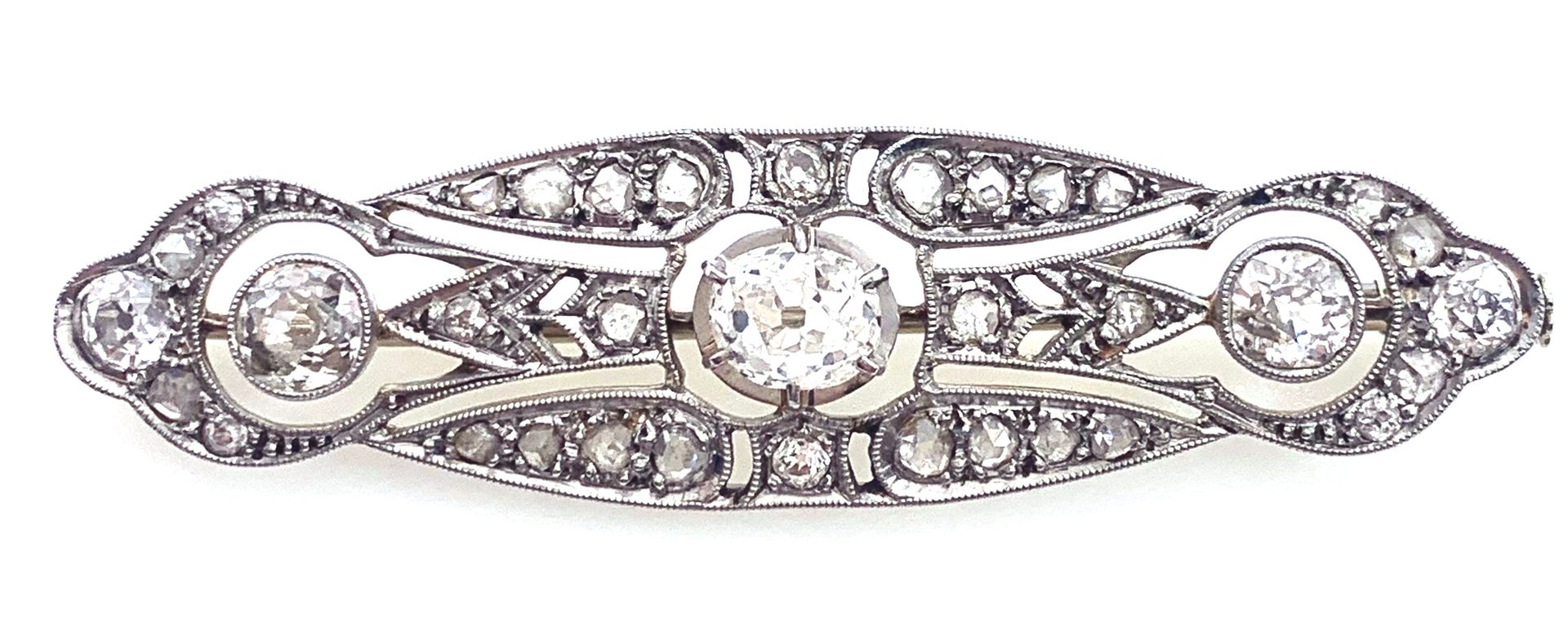 Null Un diseño geométrico que sostiene un diamante ovalado de talla antigua en u&hellip;
