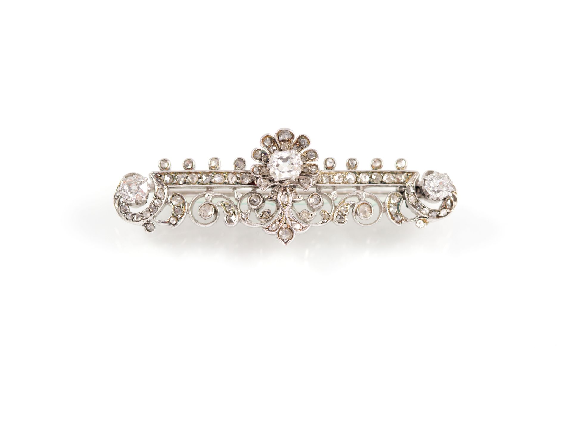 Null BROCHE BELLE EPOQUE représentant un décor floral serti de diamants taille r&hellip;