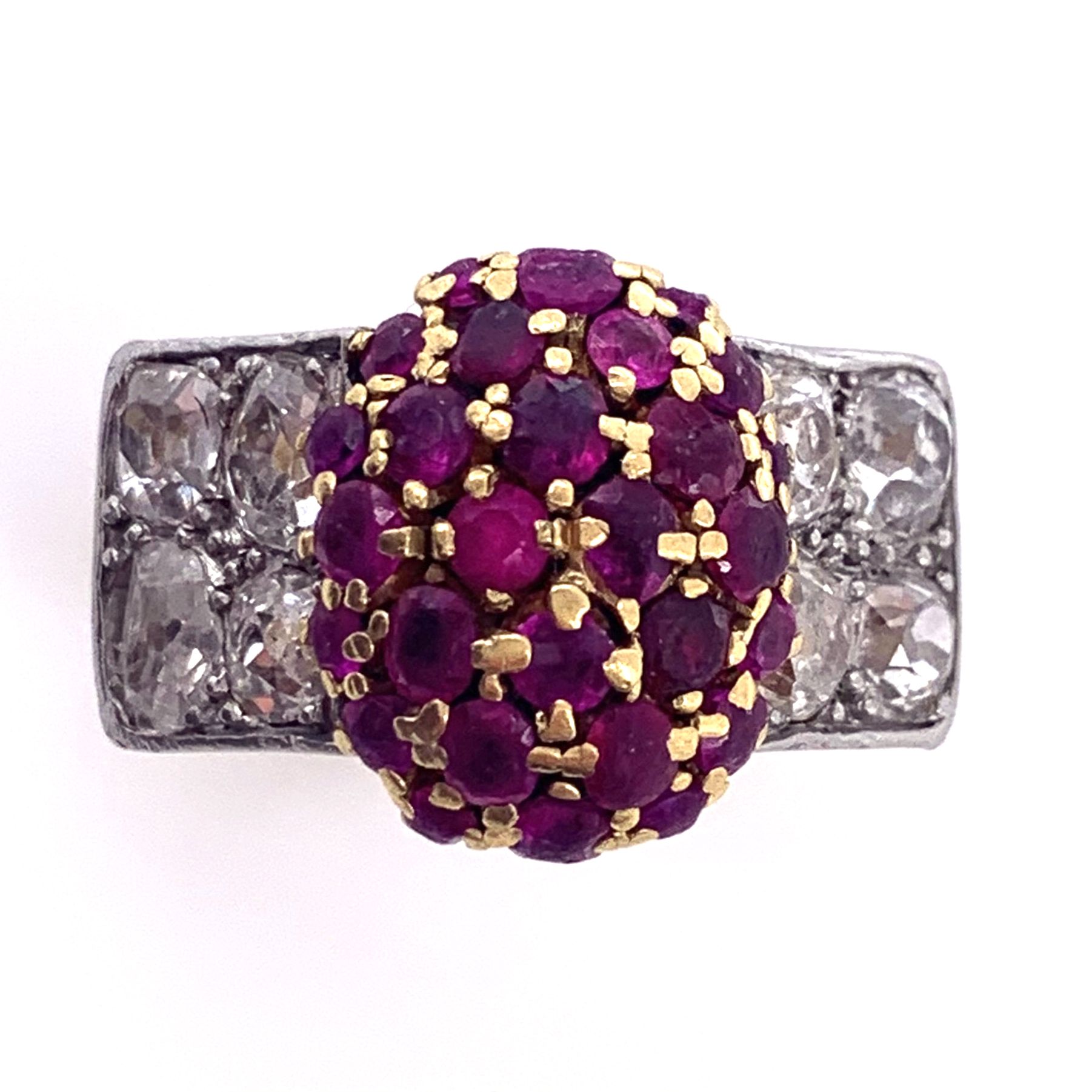 Null 戒指由一个椭圆形的铺路红宝石中心和八个老式切割钻石组成。镶嵌在18K黄金和铂金中。 毛重：19.15克。 一枚钻石、红宝石、铂金和黄金戒指。