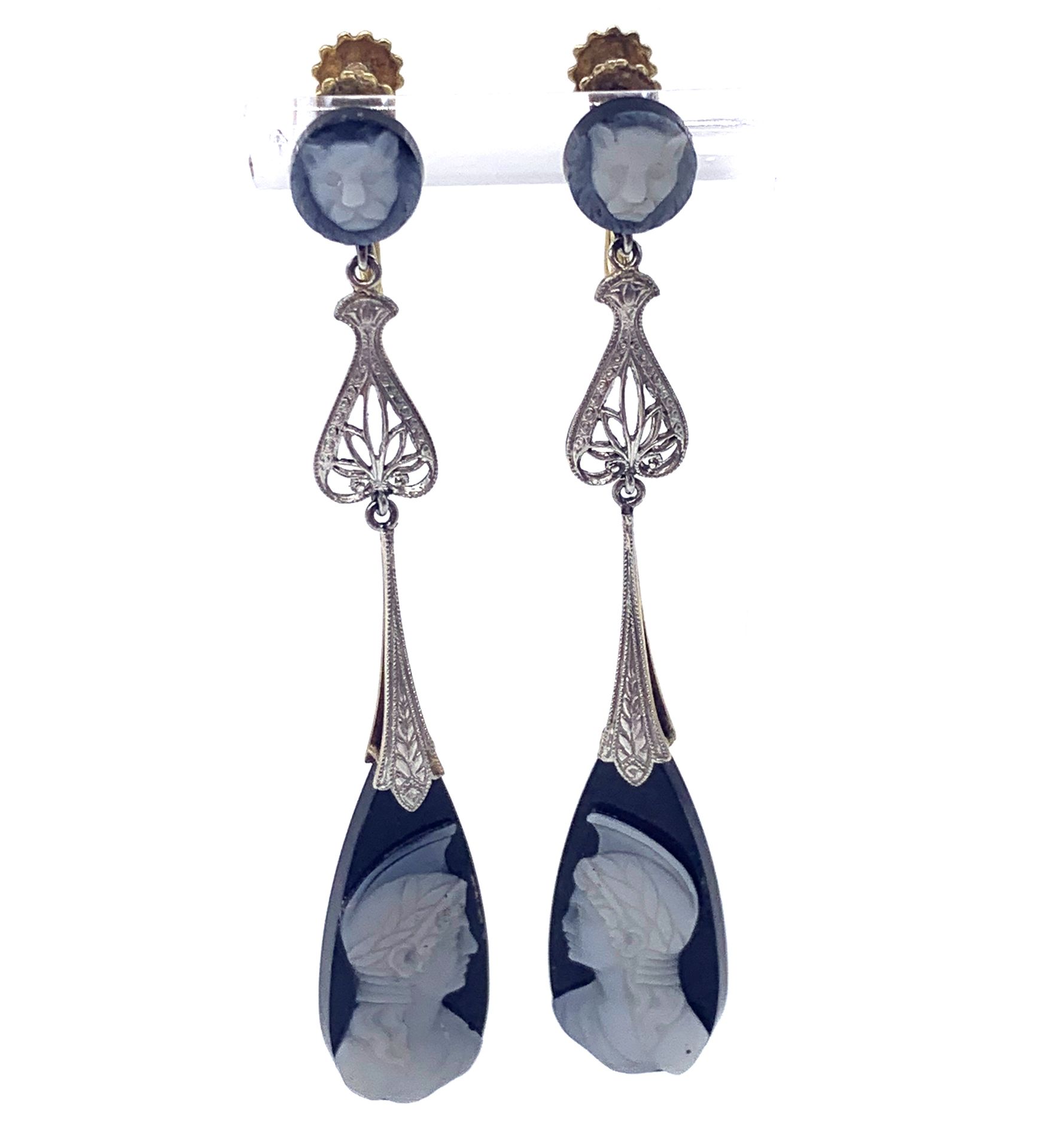 Null 19. Jahrhundert Paar Ohrringe mit einer Kamee auf Achat, verziert mit einem&hellip;