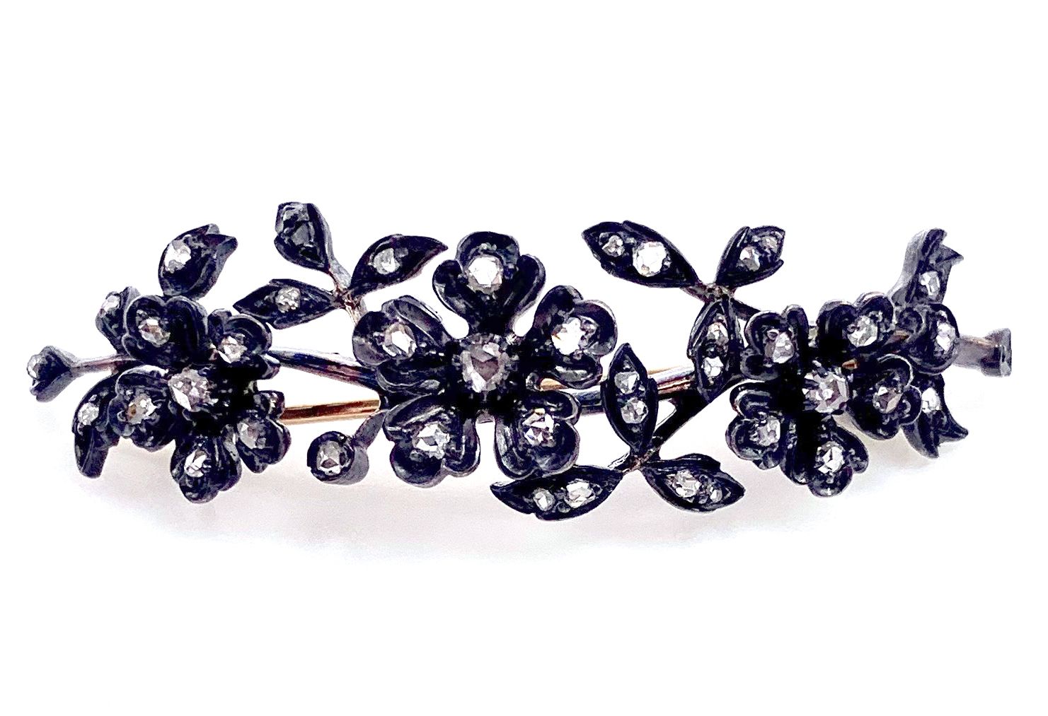 Null BARRETTE BROCHURE with three flowers and rose-cut diamonds. Mounted in 18K &hellip;