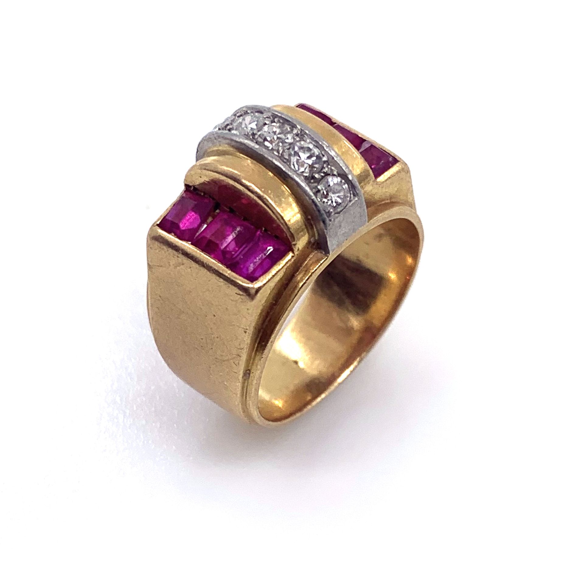 Null ANNEES 1940 BAGUE ornée d'un dôme présentant une ligne de diamants taille b&hellip;