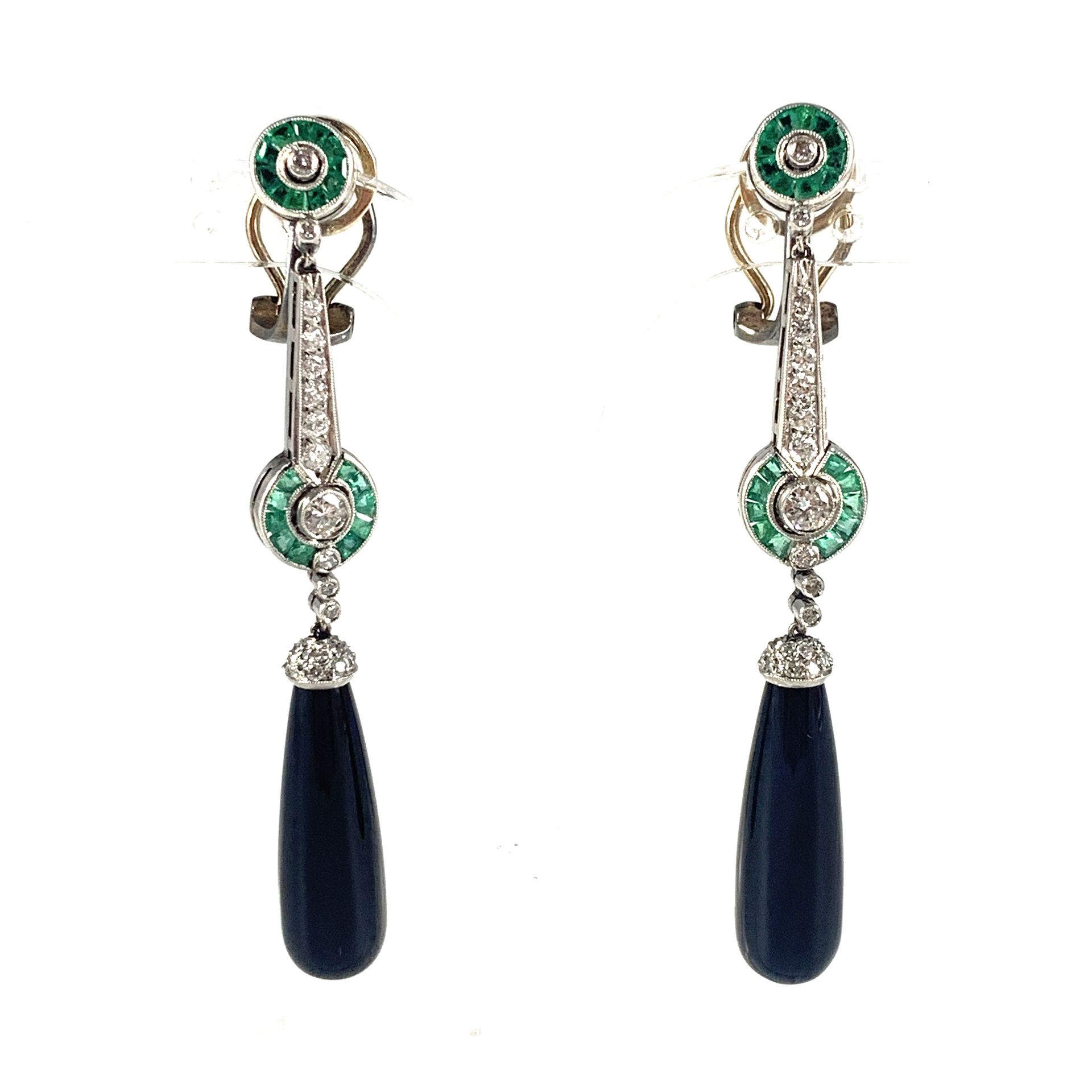 Null ART DECO PAIR OF EARRINGS adorned with two discs of emeralds and brilliant-&hellip;