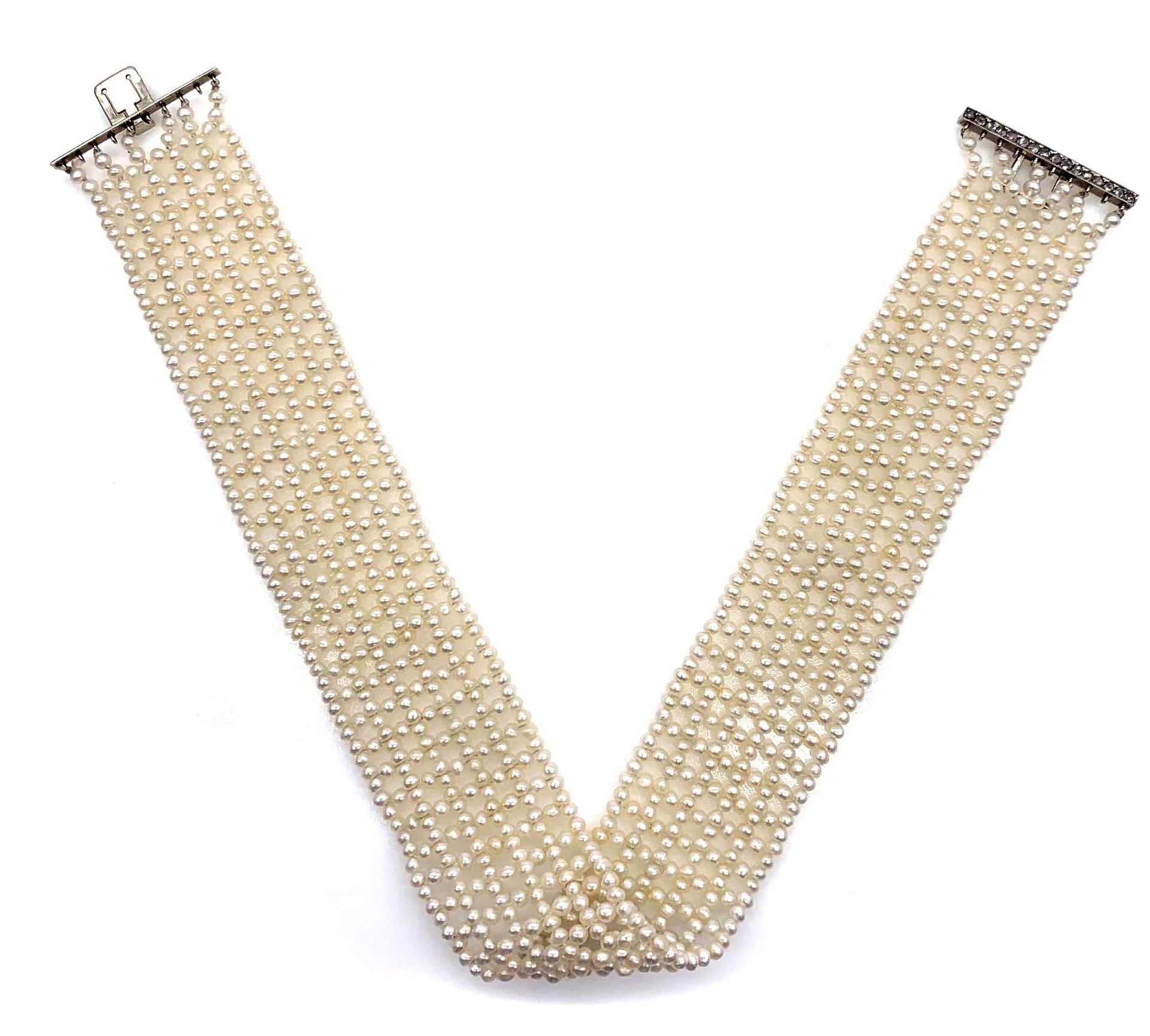 Null 狗狗项链，装饰着六股可能是细白的珍珠（未测试），形成一个几何图案。18K白金表扣，上面有一排玫瑰切割钻石。长度：35厘米。 毛重：48.26克。 一条&hellip;