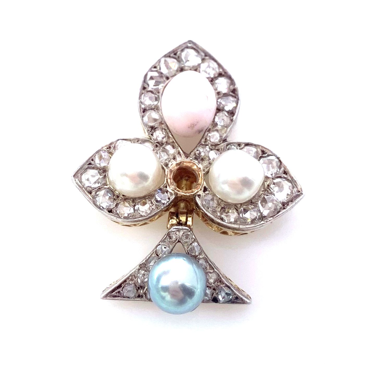 Null 四叶草设计的珠宝饰品，装饰有一颗粉红色的海螺珍珠，两颗可能是精美的白色珍珠（未经测试）和一颗蓝色的珍珠，周围有玫瑰式切割钻石。镶嵌于18K黄金和银。 &hellip;