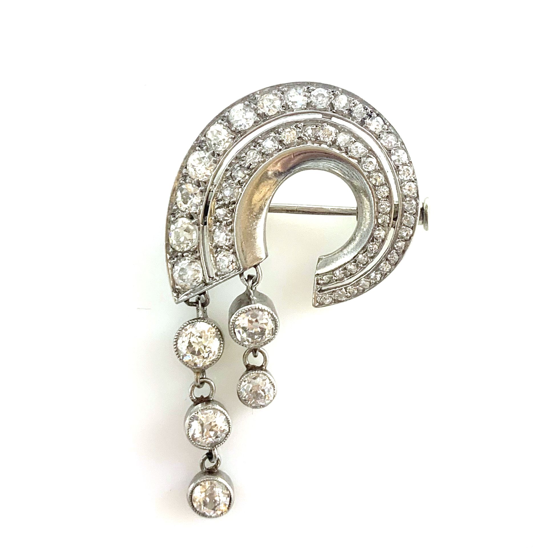 Null A double-circle brooch with two pendants paved with old-cut diamonds. Set i&hellip;