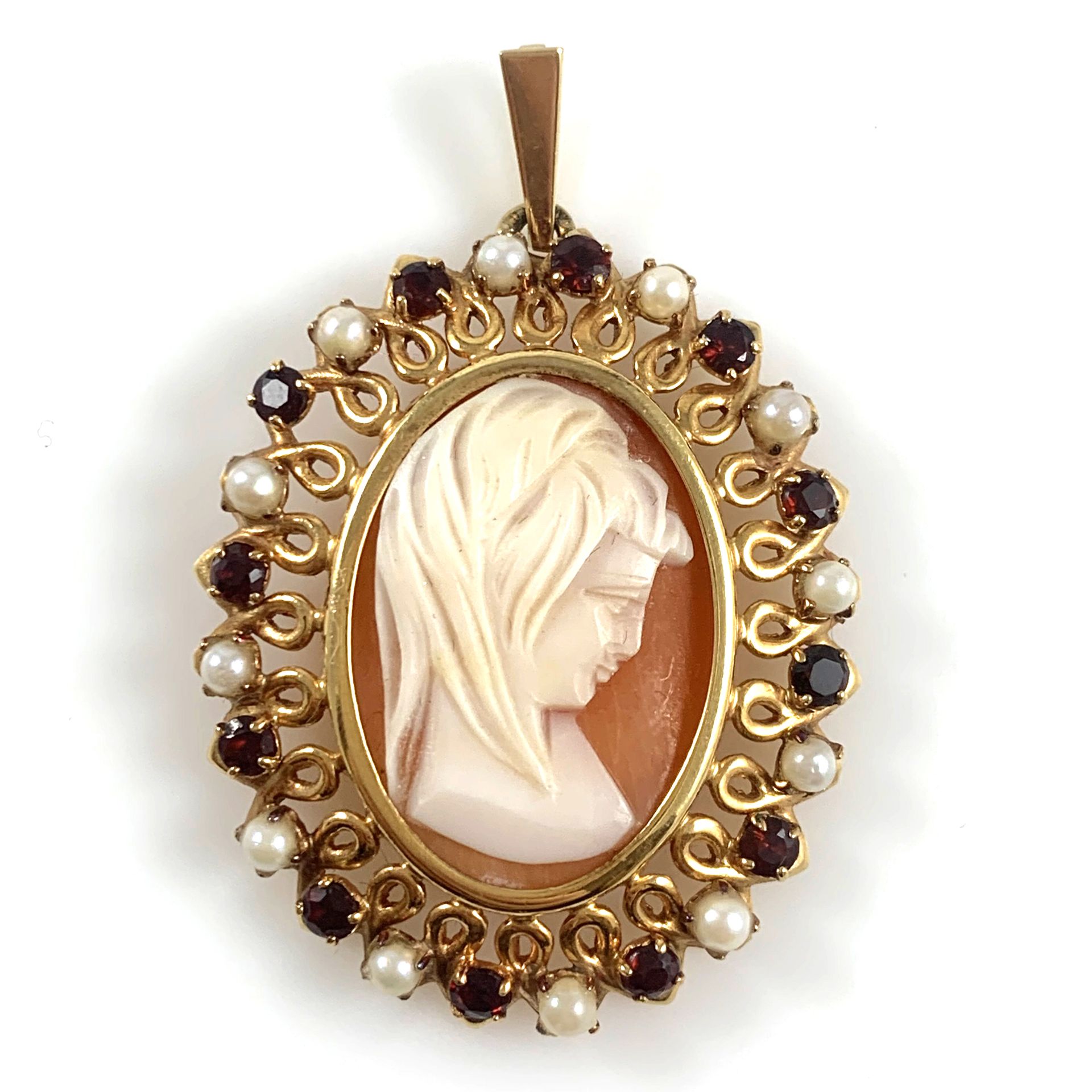 Null A cameo in a yellow gold setting with garnets and white pearls (not tested)&hellip;