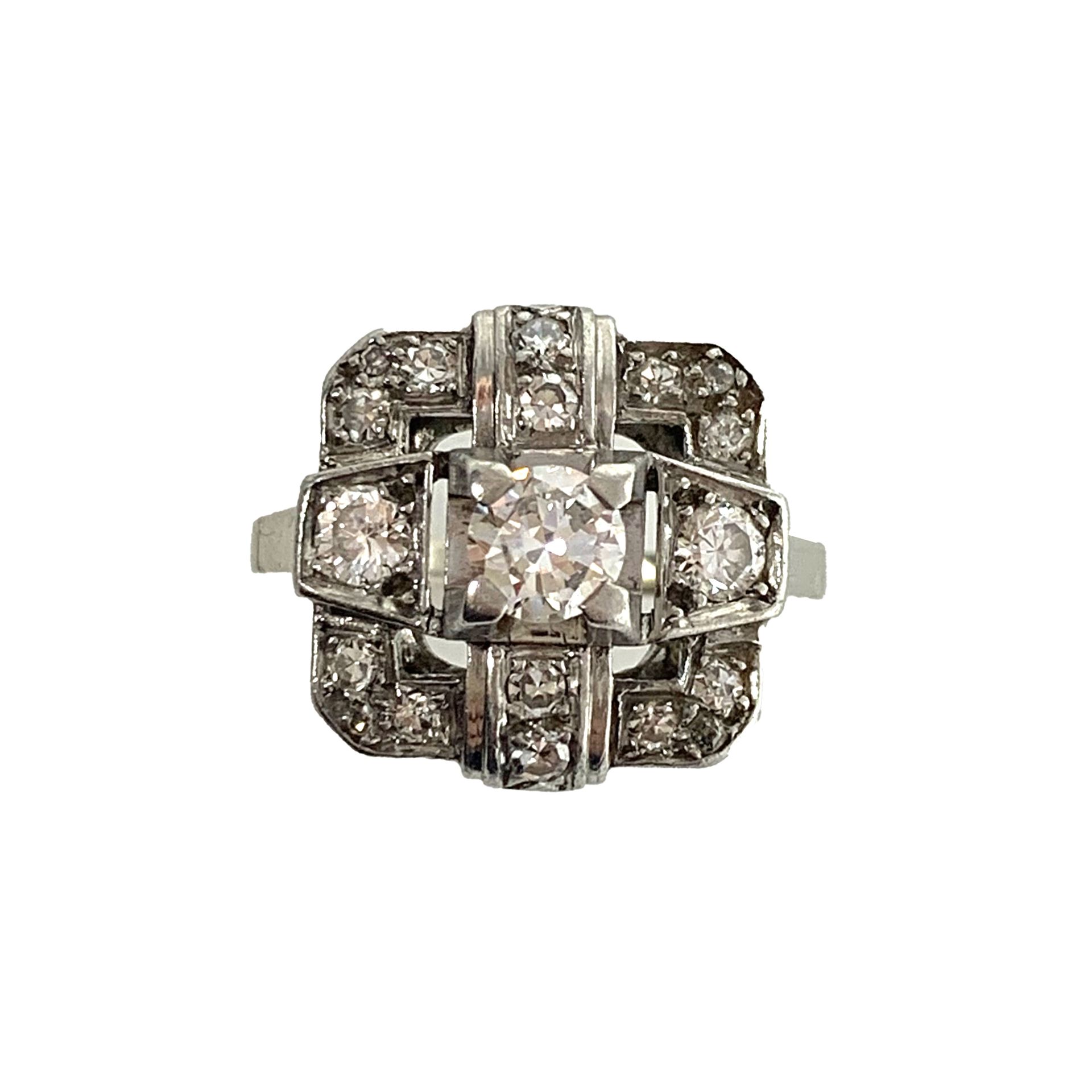 Null 艺术装饰戒指，持有一个方形的几何设计，铺设了明亮式切割和8/8钻石。镶嵌在铂金中。法国的工作。 TDD : 50.毛重：4.97克。 一枚钻石和铂金戒&hellip;
