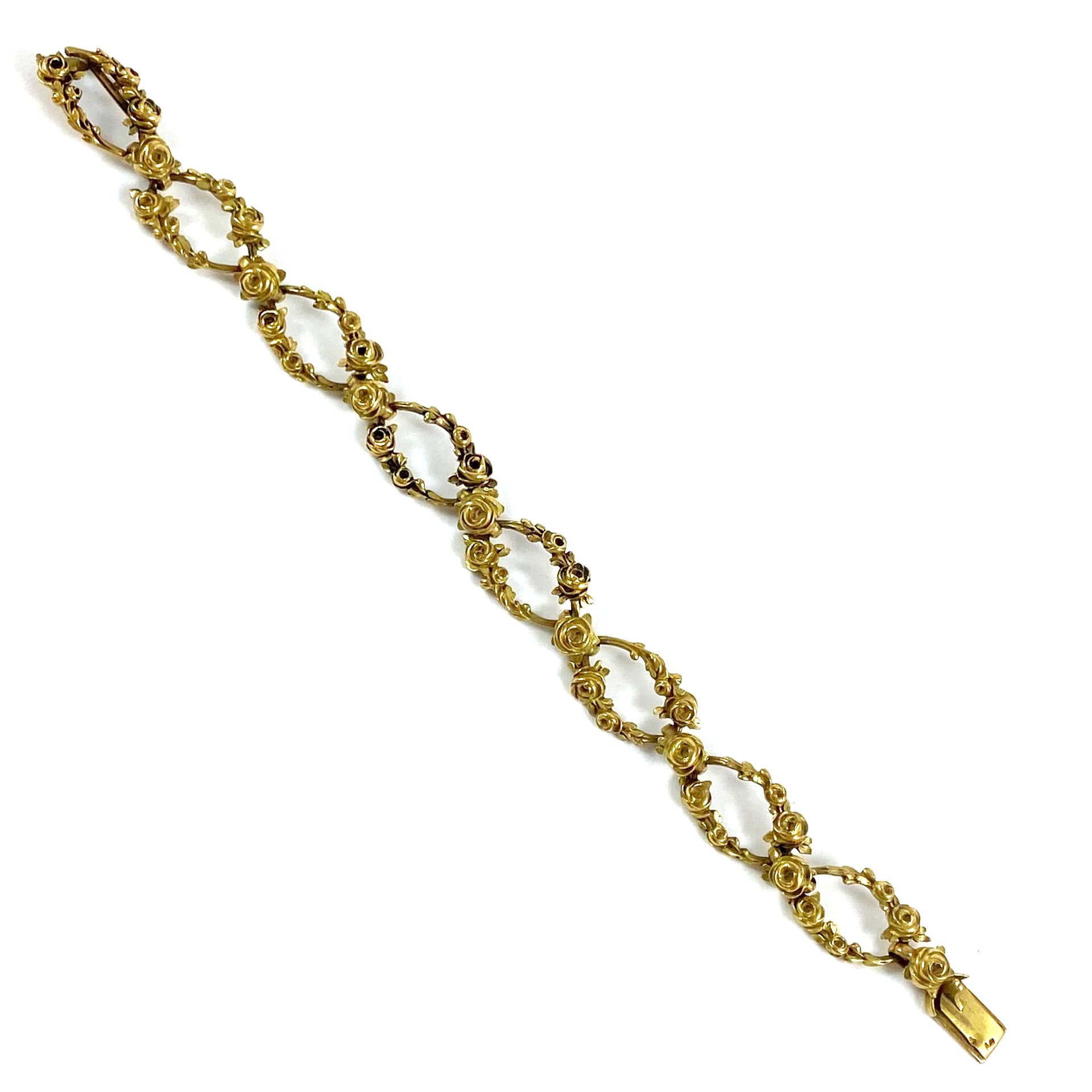 Null 18世纪的手镯，有一连串的椭圆形链接，上面有一个玫瑰花的图案。镶嵌在18K黄金中。法国的工作。 长度：19厘米。 毛重：38.14克。 一个黄金手镯。