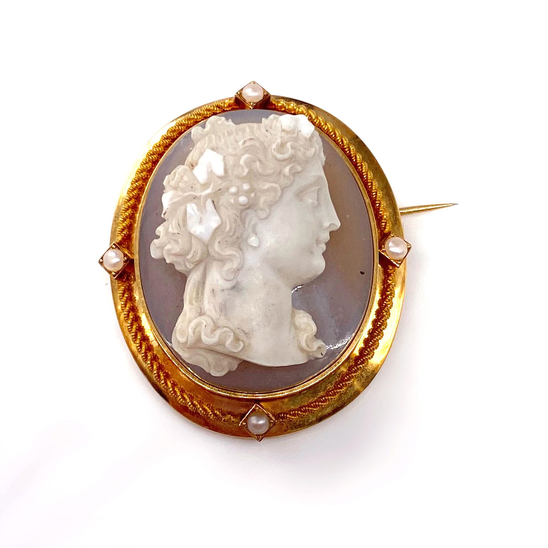 Null A cameo on agate, presenting the profile of a woman, in a rope-like setting&hellip;