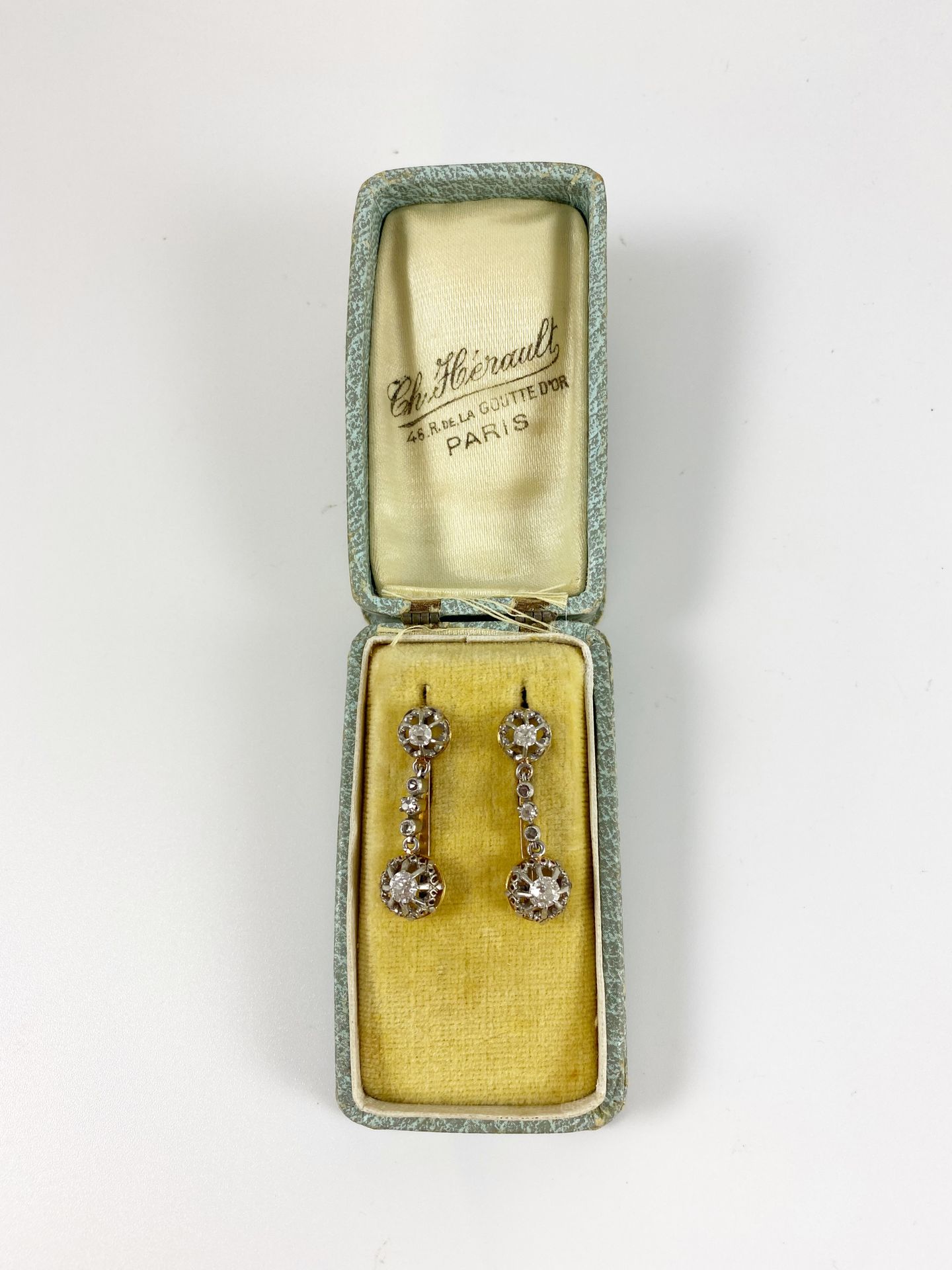 Null 一对DORMONT耳环，镶有老式切割和玫瑰切割钻石。镶嵌在18K黄金和铂金中。刺耳系统，英式搭扣。长度：2.7厘米。毛重：6.70克。 一对钻石、黄金&hellip;
