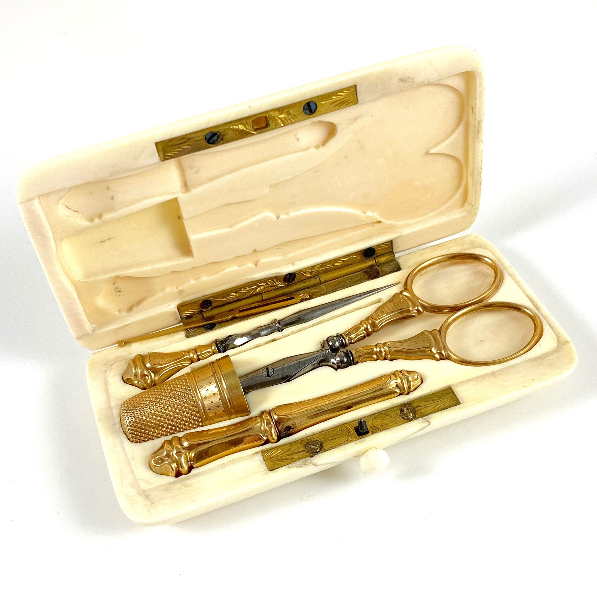 Null Sewing set including a thimble, a pair of scissors, a needle, a case, a pie&hellip;
