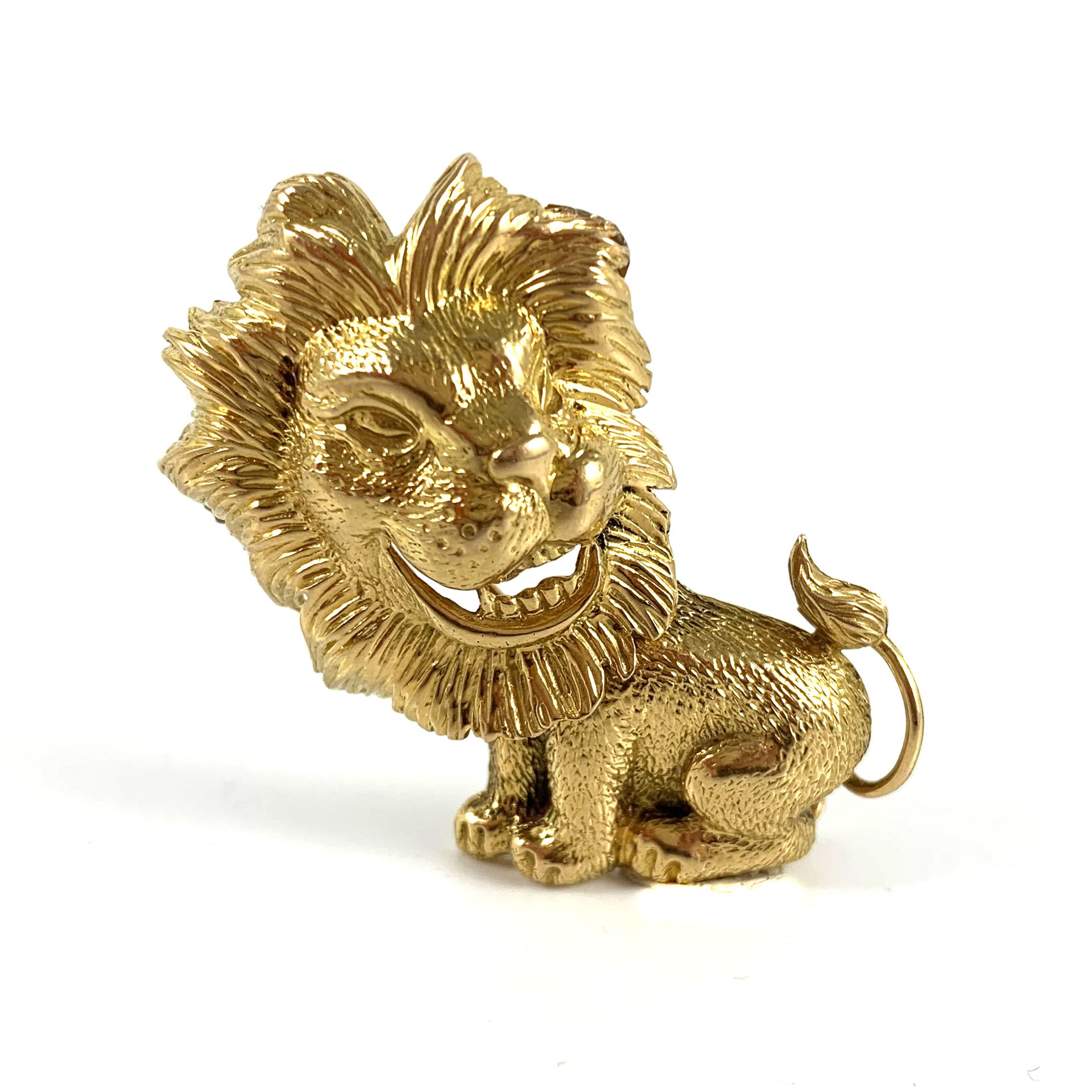 Null PODDLE with a chased lion. Set in 18K yellow gold. Dimensions : 4 x 4.7 cm.&hellip;