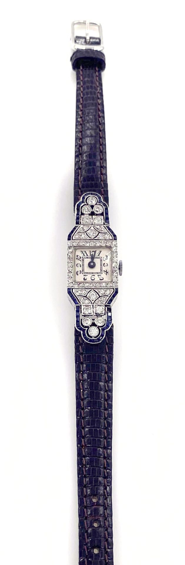 Null 装饰艺术手表，方形表盘上有一个几何装饰的铺面，上面有8/8和老式切割钻石，周围有校准的蓝宝石。灰色背景，阿拉伯数字。铂金框架。棕色皮革表带。法国的工作&hellip;