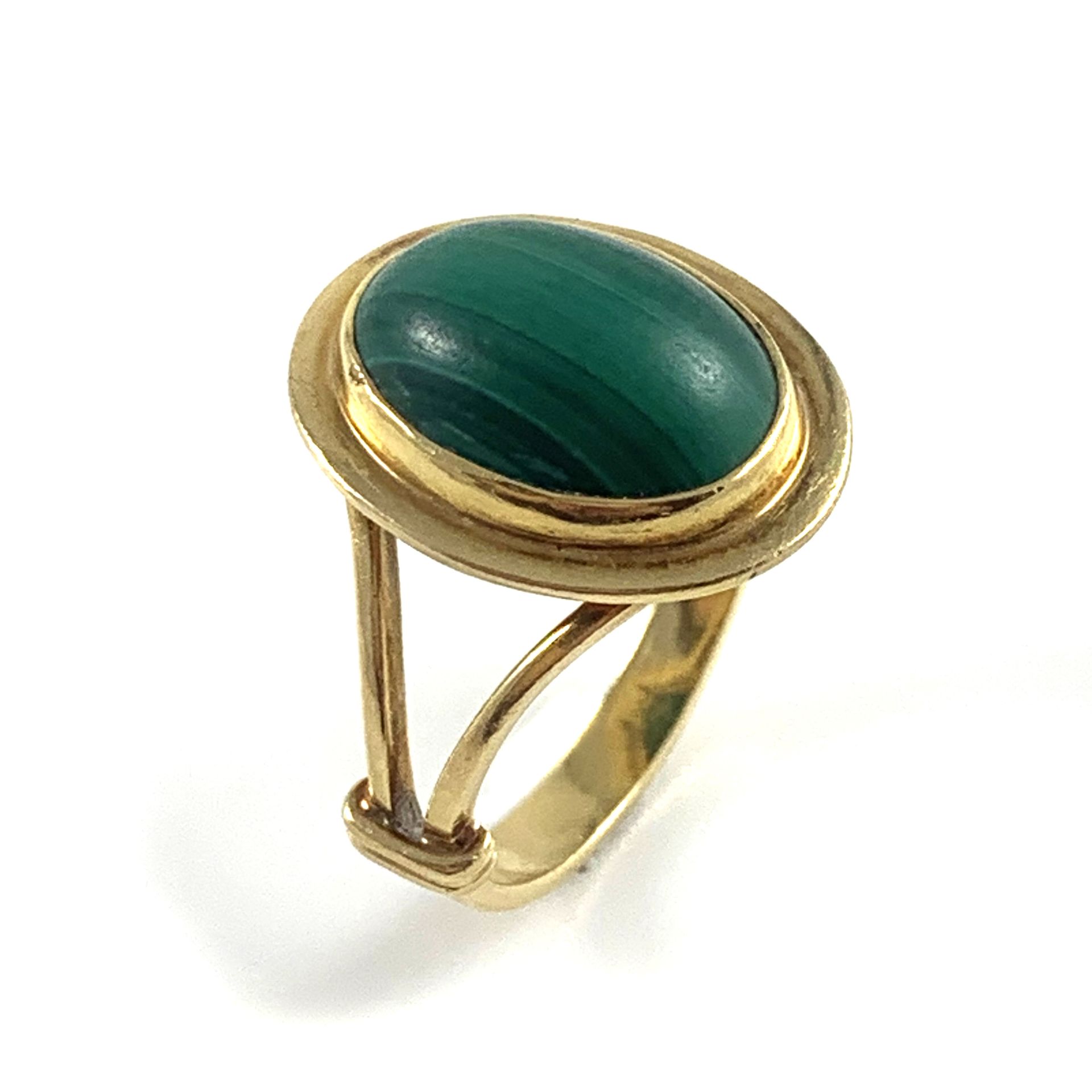 Null RING holding a malachite cabochon in a closed setting. 18K yellow gold sett&hellip;