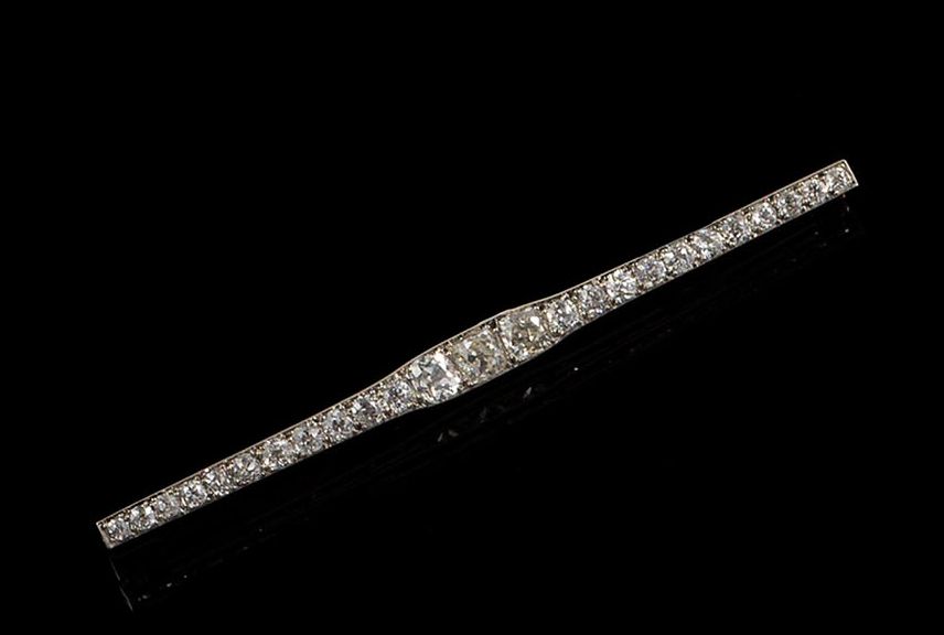 Null 铂金和18K黄金BARRETTE，持有一连串的25颗老式切割钻石。钻石的总重量：约3.30克拉。 长度：9.1厘米。毛重：9.27克。 一枚白金、铂金&hellip;