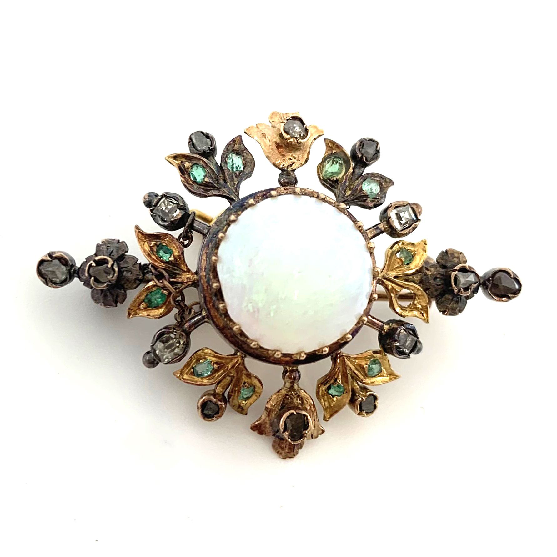 Null Ein Opal in einem Rahmen mit Pflanzendekor, der Diamanten im Rosenschliff u&hellip;