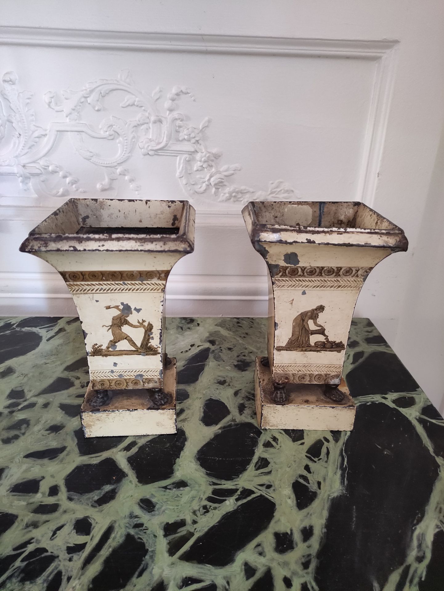 Null Pair of horn-shaped VASES in painted sheet metal with gold decoration of an&hellip;
