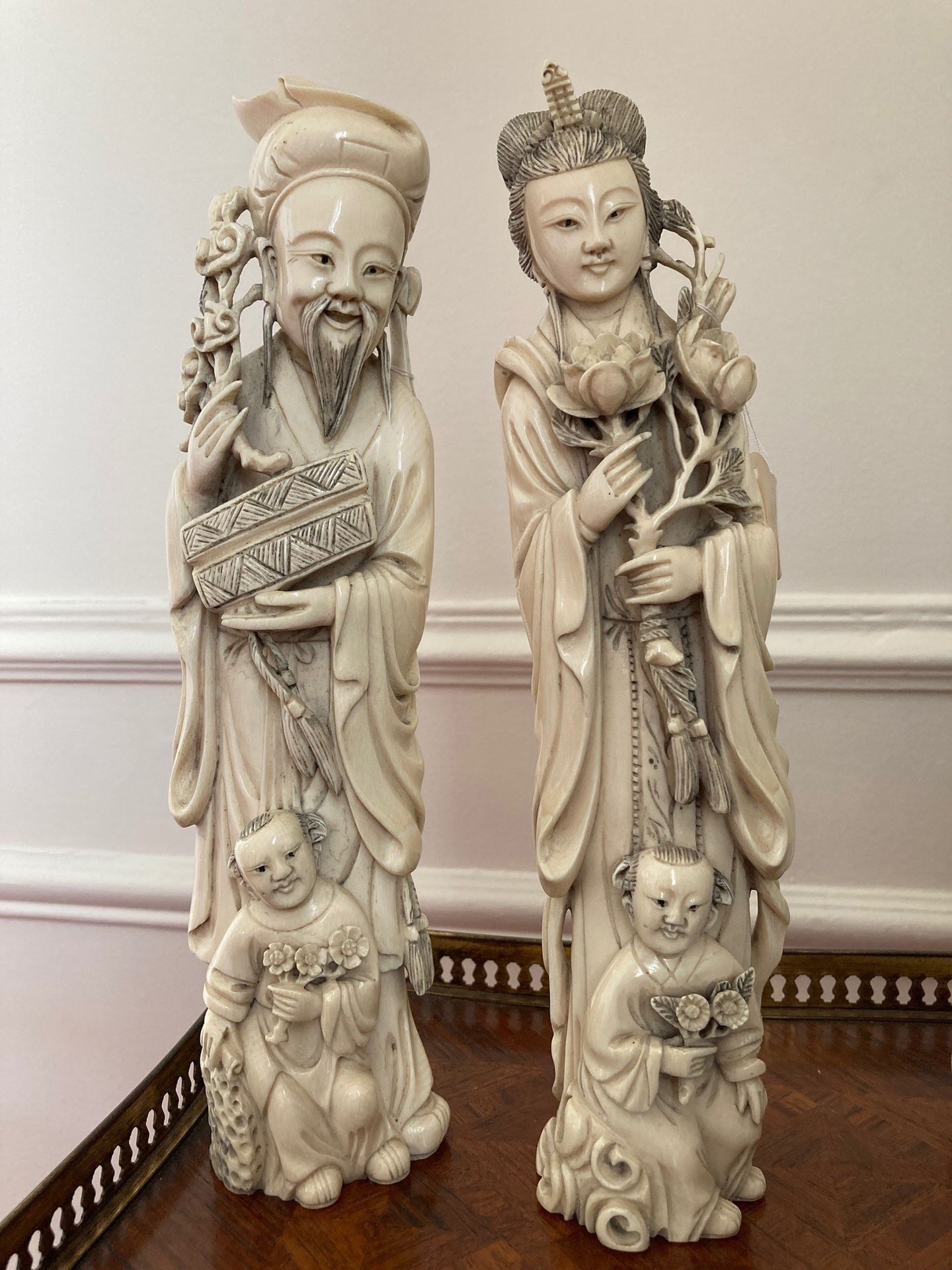 Null JAPON Deux okimonos en ivoire sculptés d'un couple avec enfants. Début XXe &hellip;